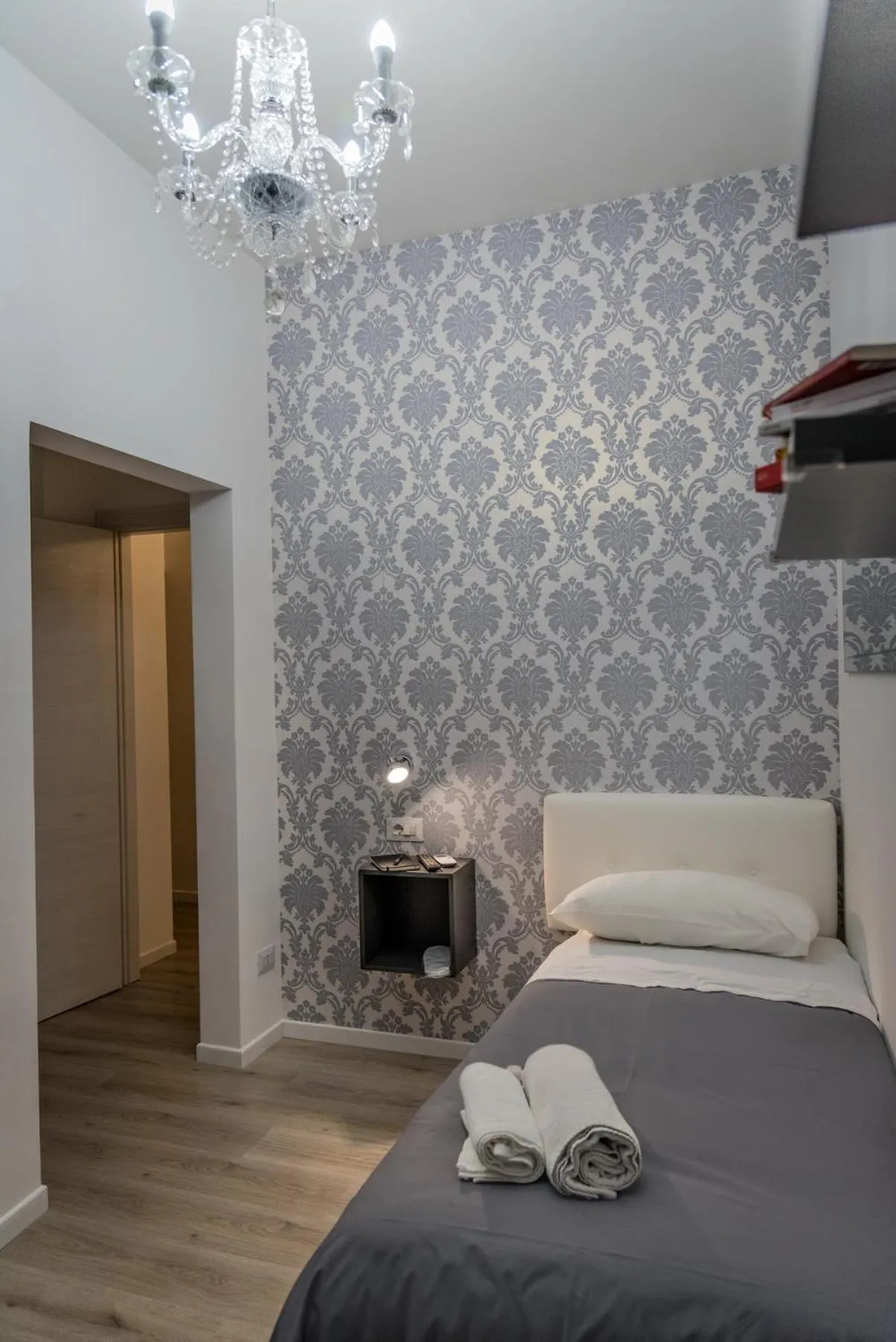 Photo of the whole room, Bed in Inside Roma Rooms