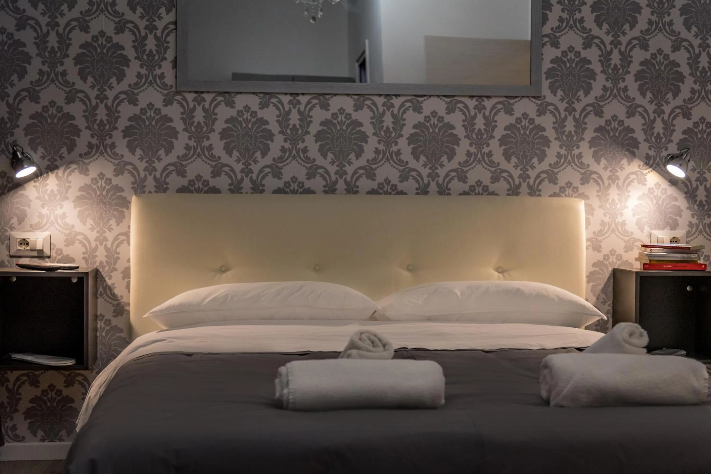 Photo of the whole room, Bed in Inside Roma Rooms