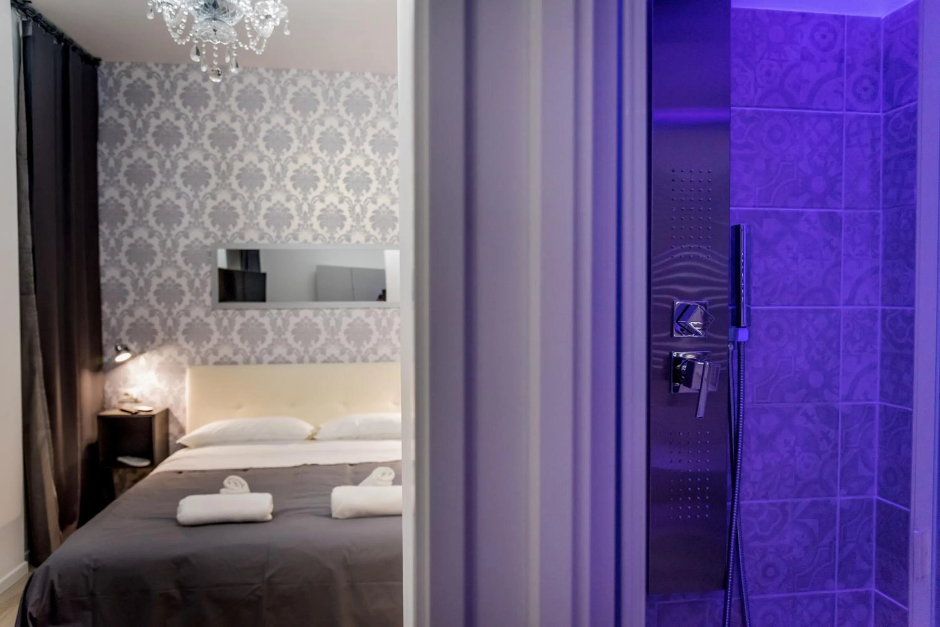 Bathroom, Bed in Inside Roma Rooms