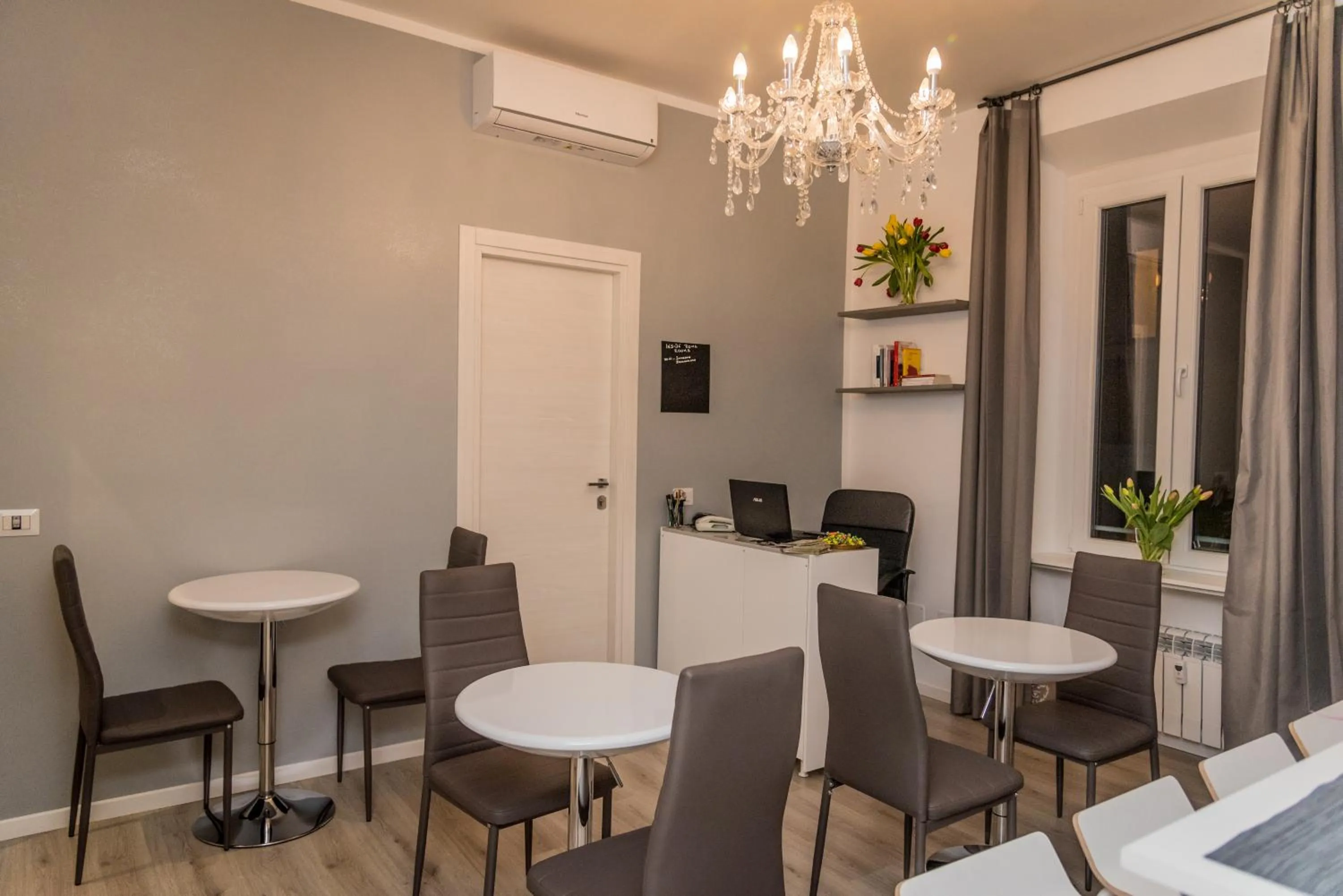 Communal lounge/ TV room in Inside Roma Rooms