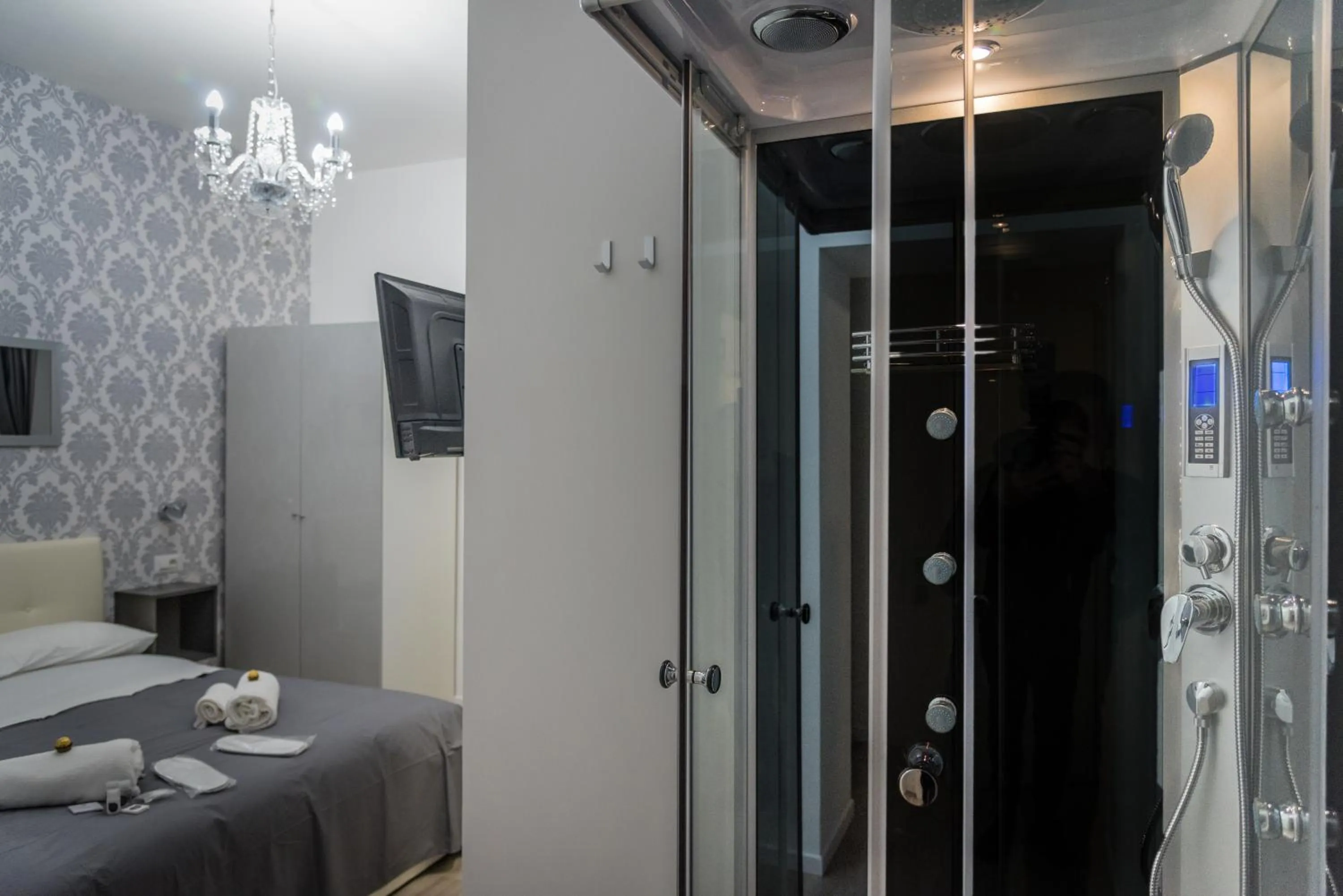 Bathroom in Inside Roma Rooms