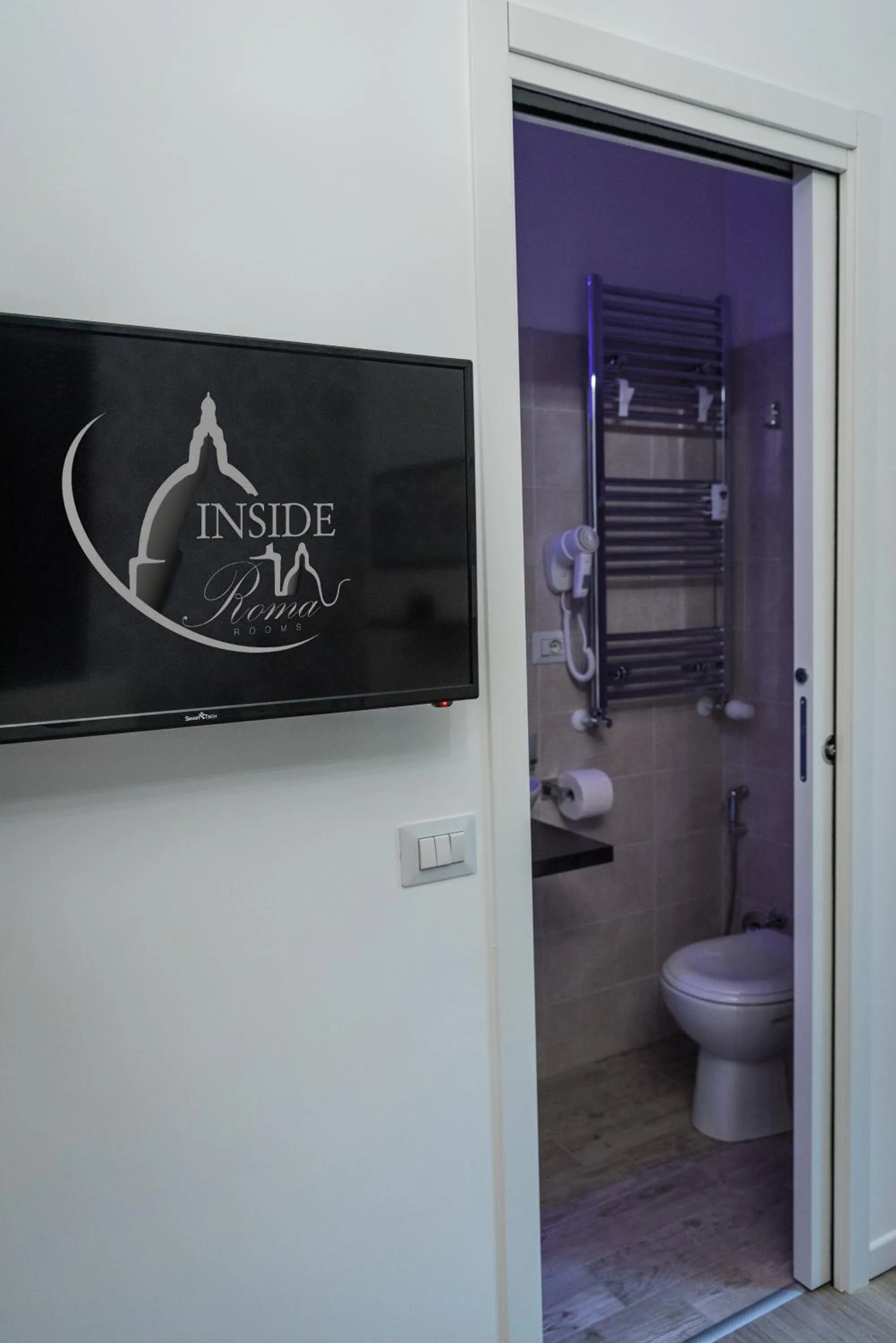 Toilet in Inside Roma Rooms