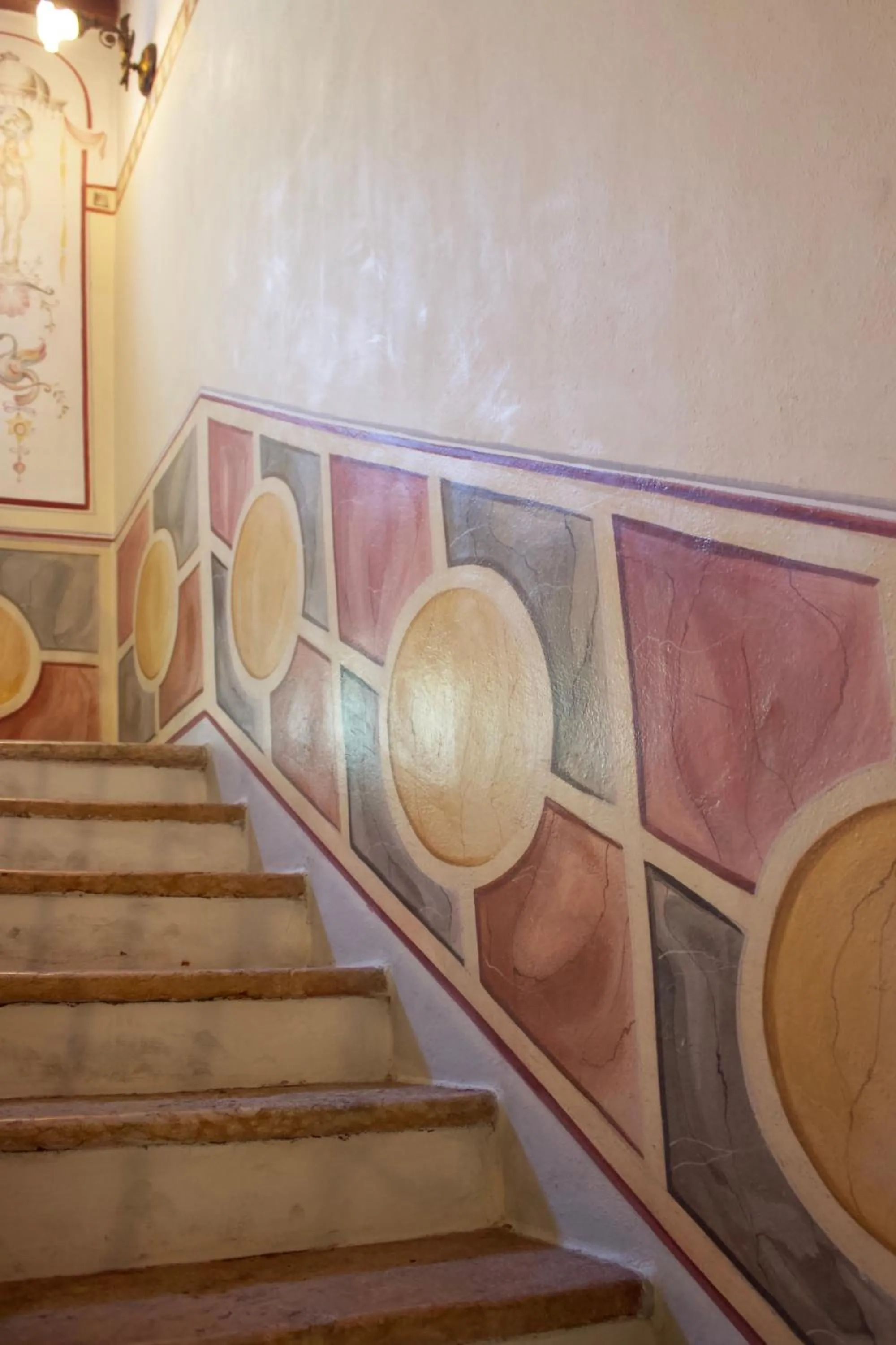 Decorative detail in Albergo Giulia Gonzaga