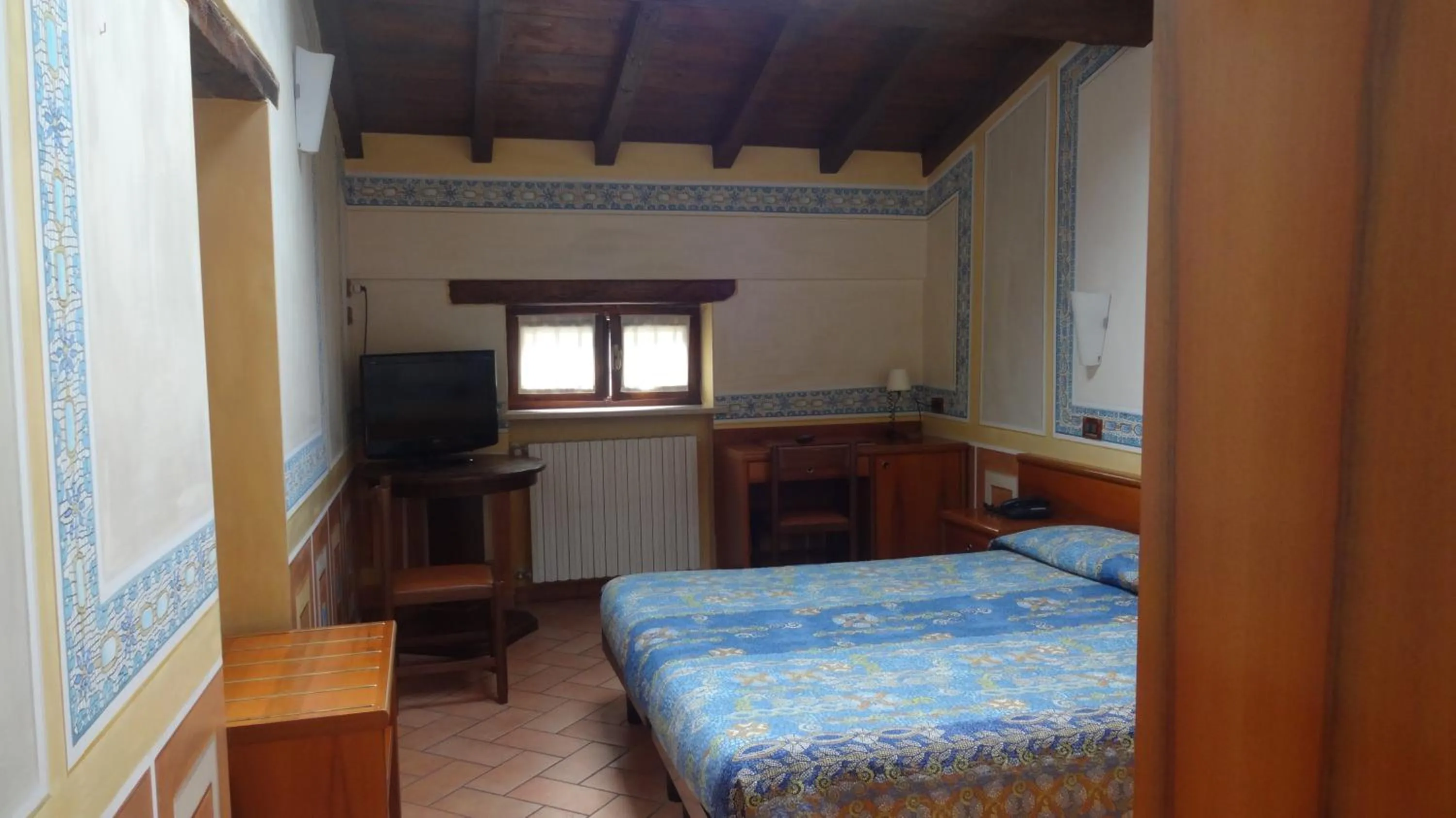 Photo of the whole room, Bed in Albergo Giulia Gonzaga
