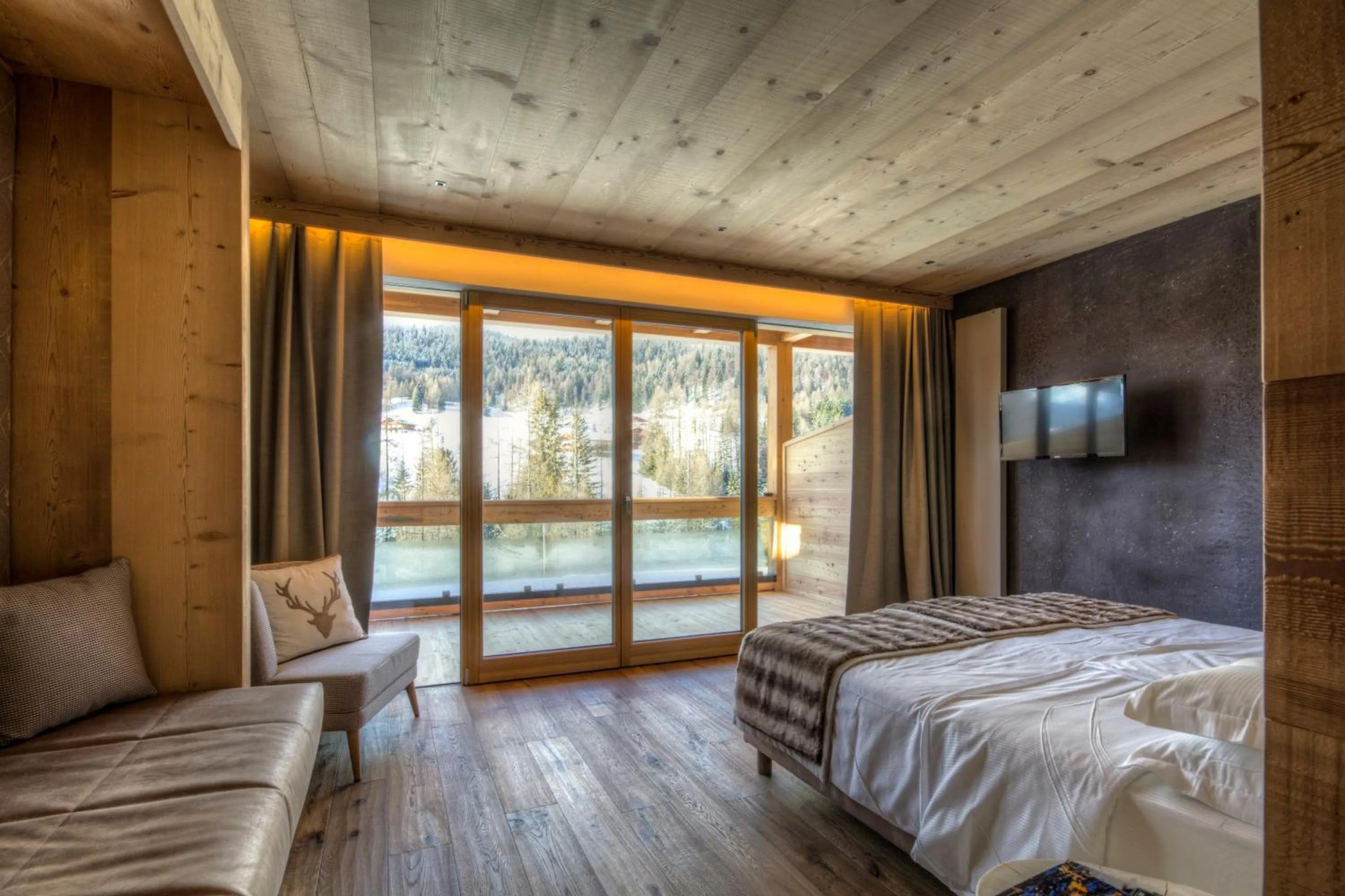 Photo of the whole room, Bed in Dolomiti Lodge Alverà