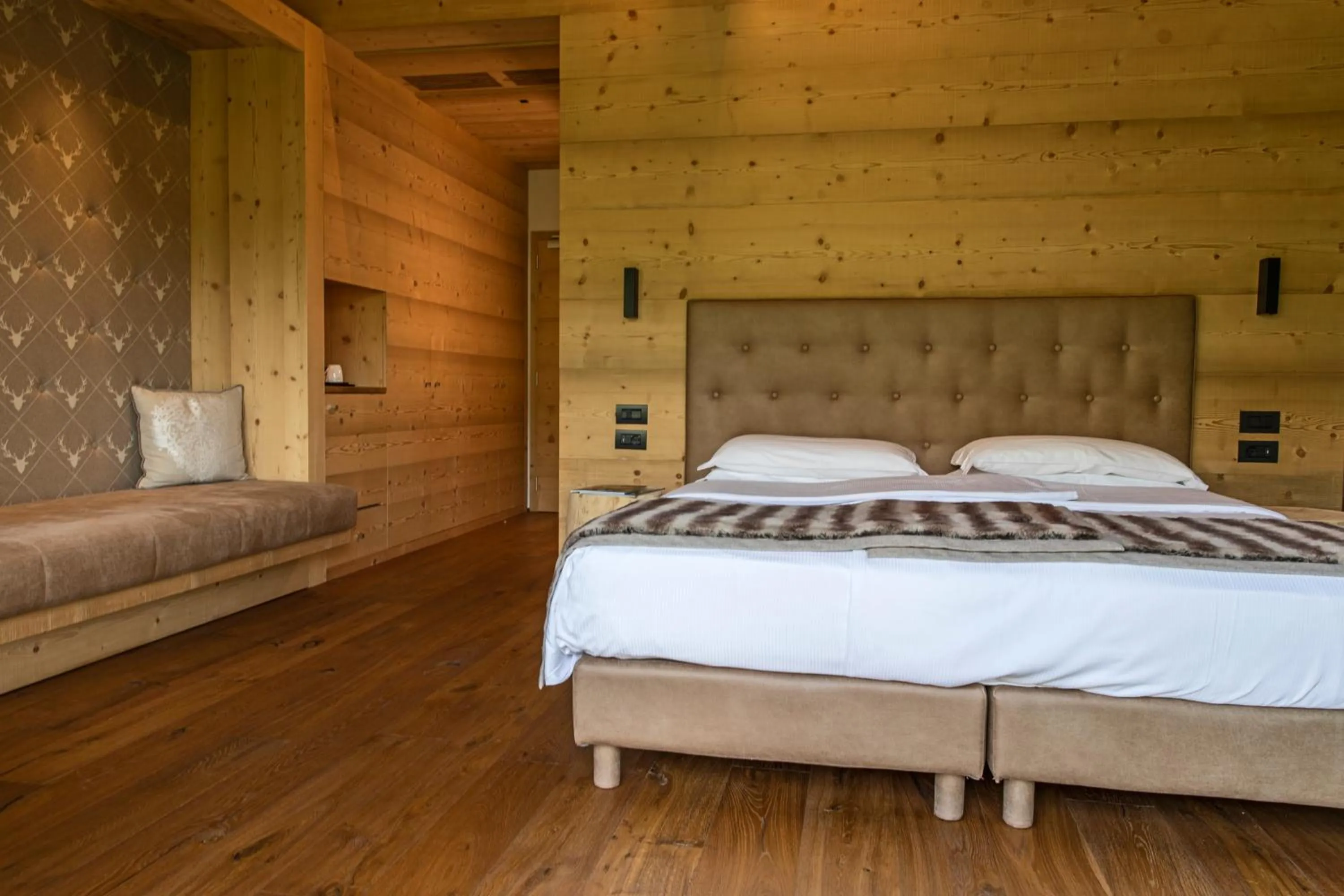 Photo of the whole room, Bed in Dolomiti Lodge Alverà