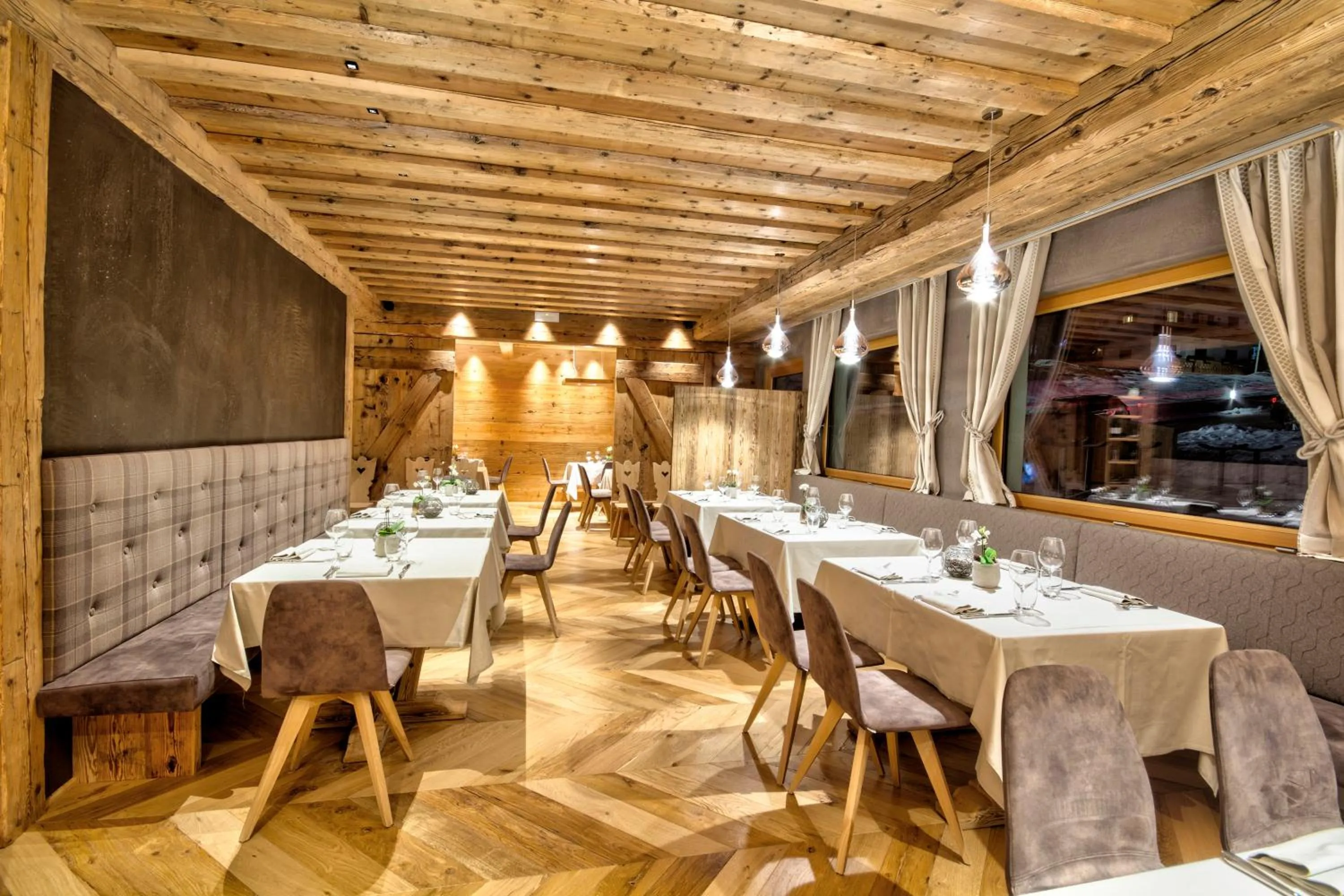 Restaurant/places to eat in Dolomiti Lodge Alverà