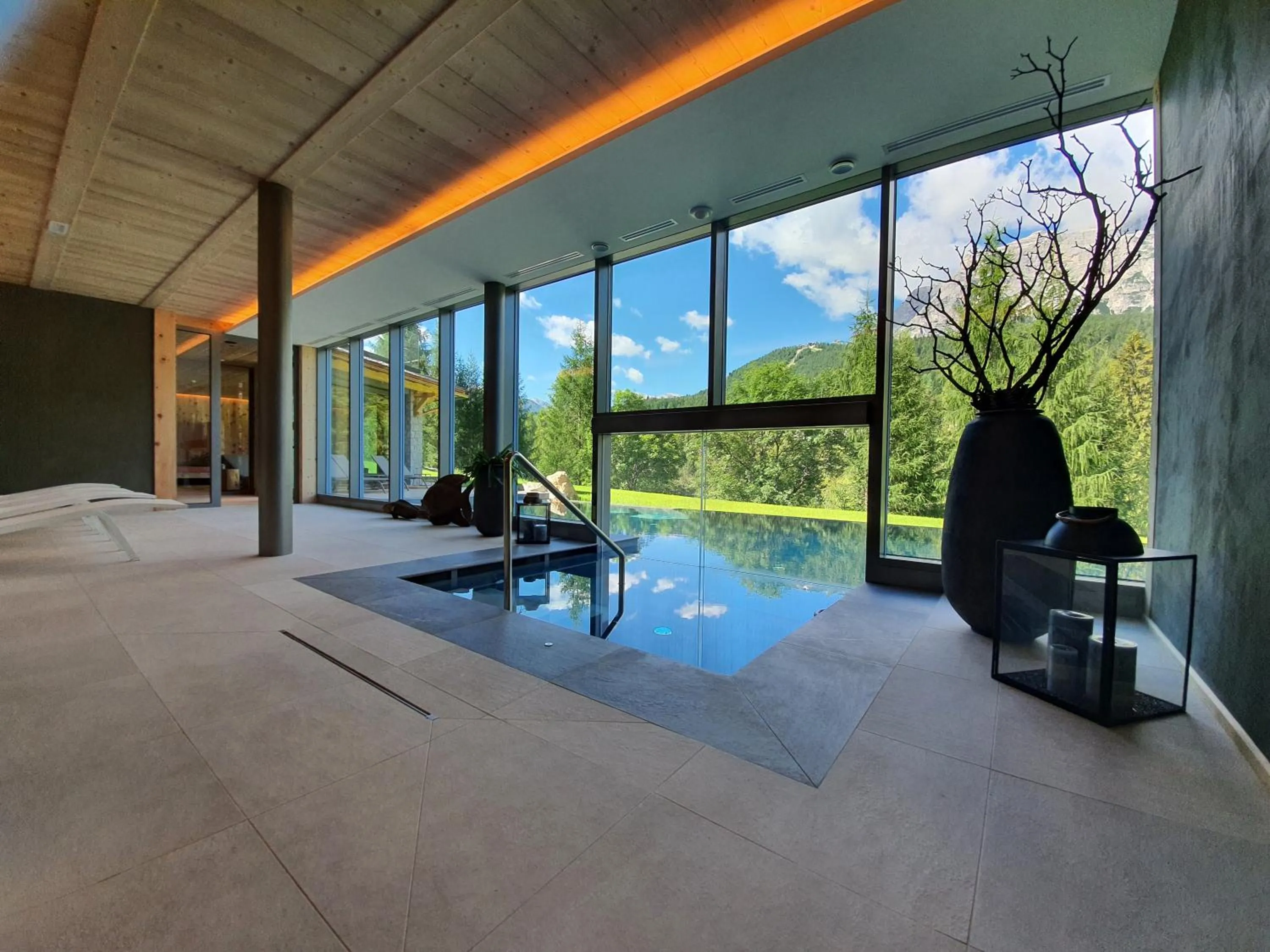 Swimming pool in Dolomiti Lodge Alverà