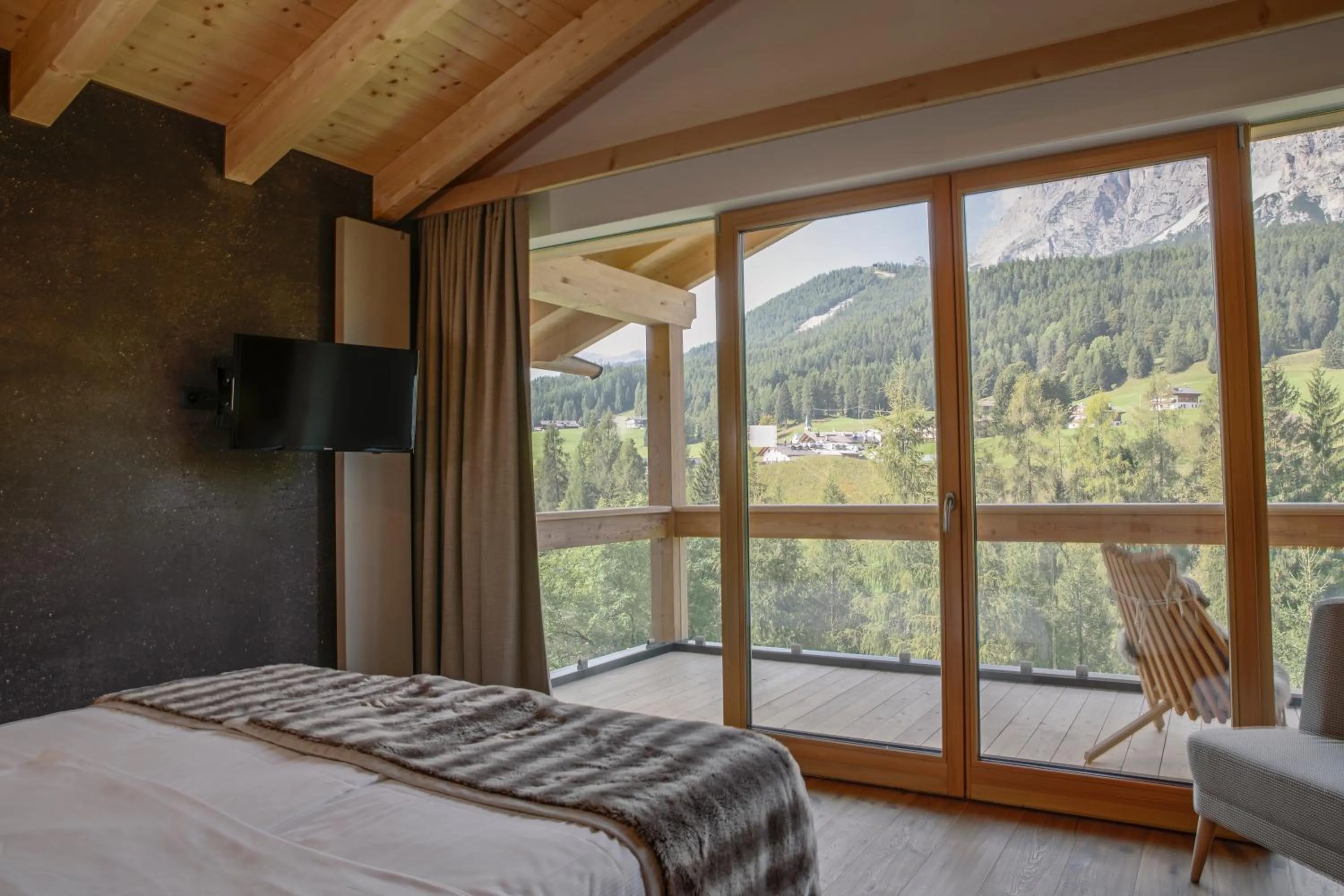 Photo of the whole room, Bed in Dolomiti Lodge Alverà