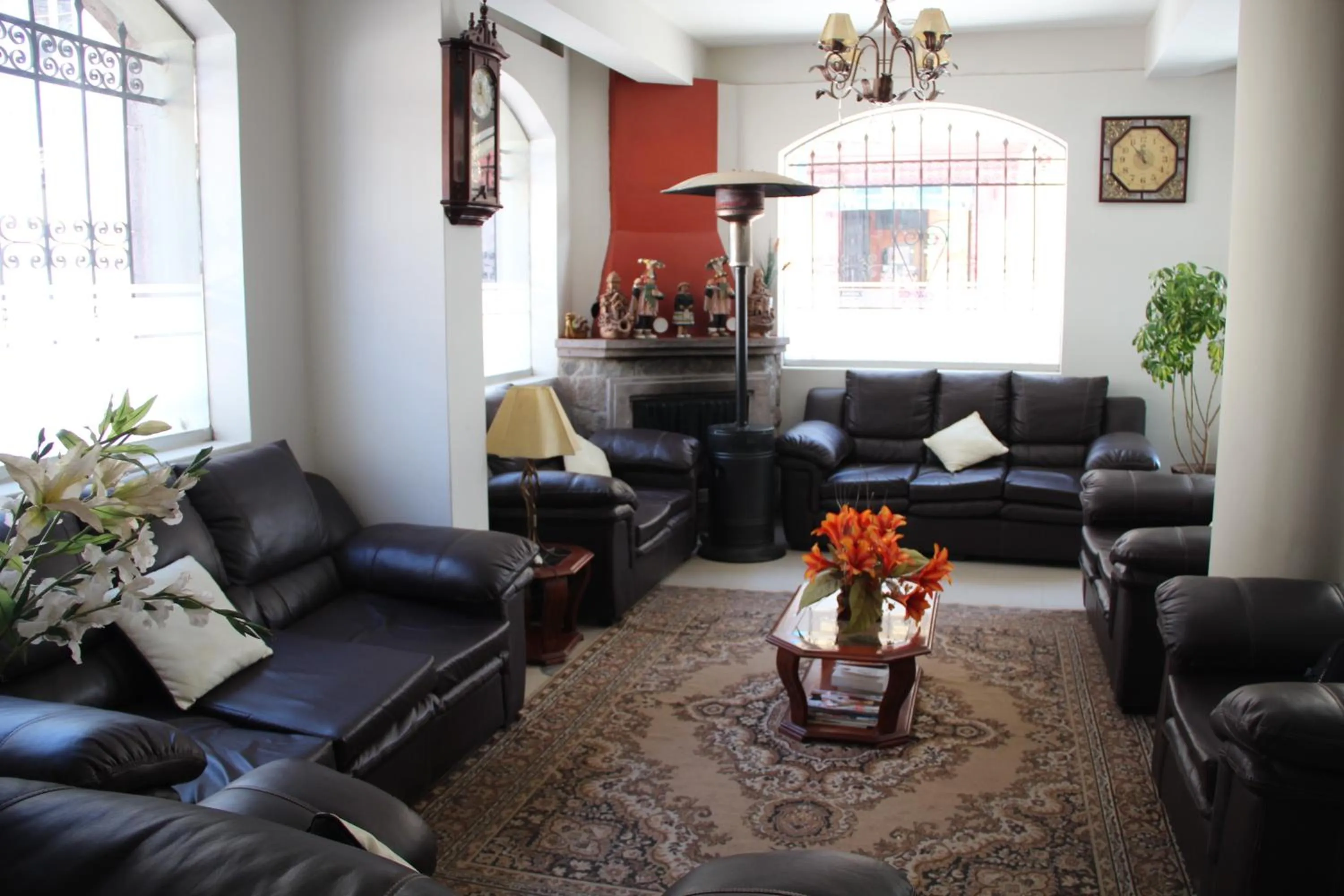 Communal lounge/ TV room in Casona Plaza Hotel Puno