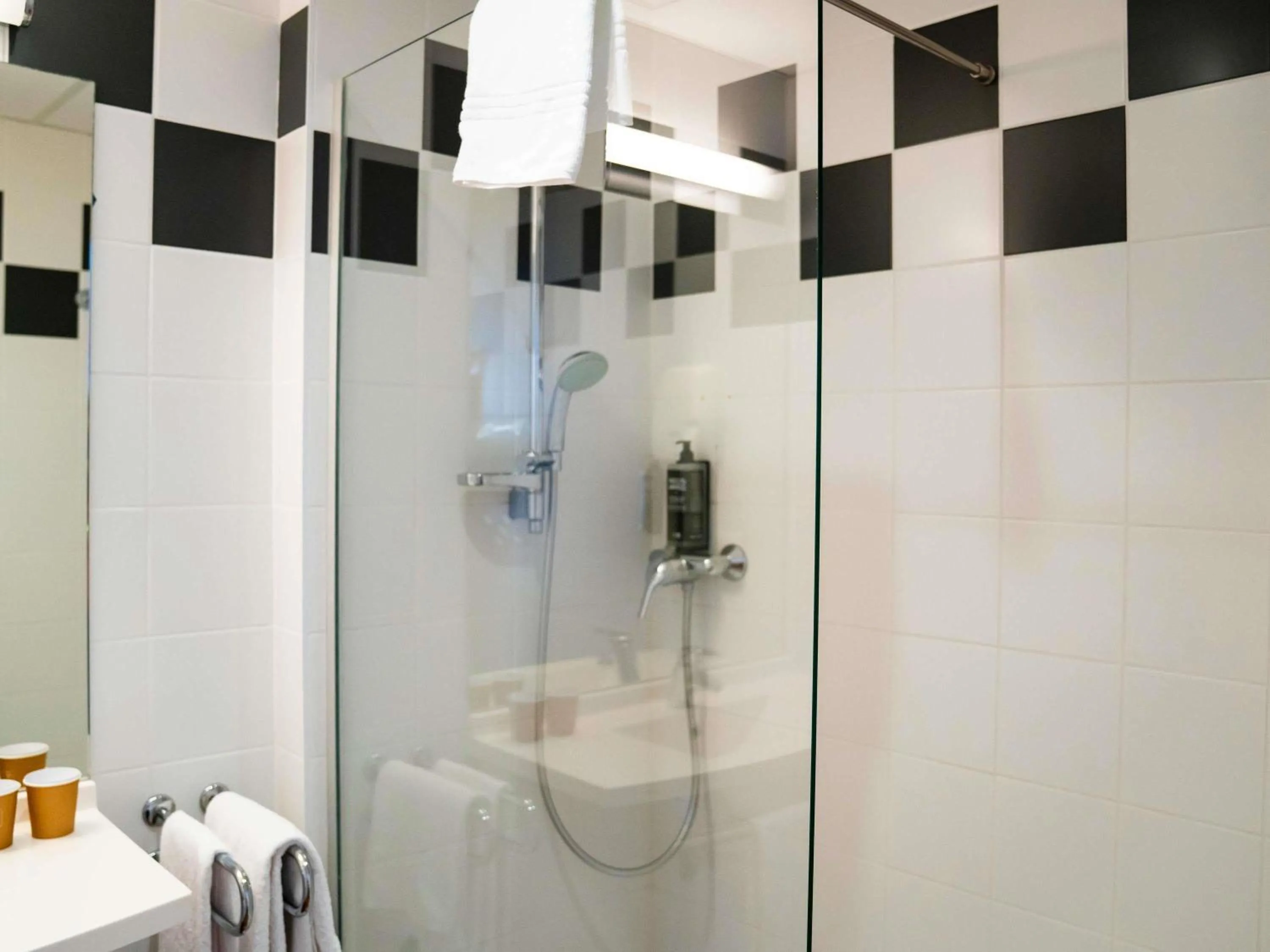 Bedroom in ibis Styles Bourbon Lancy