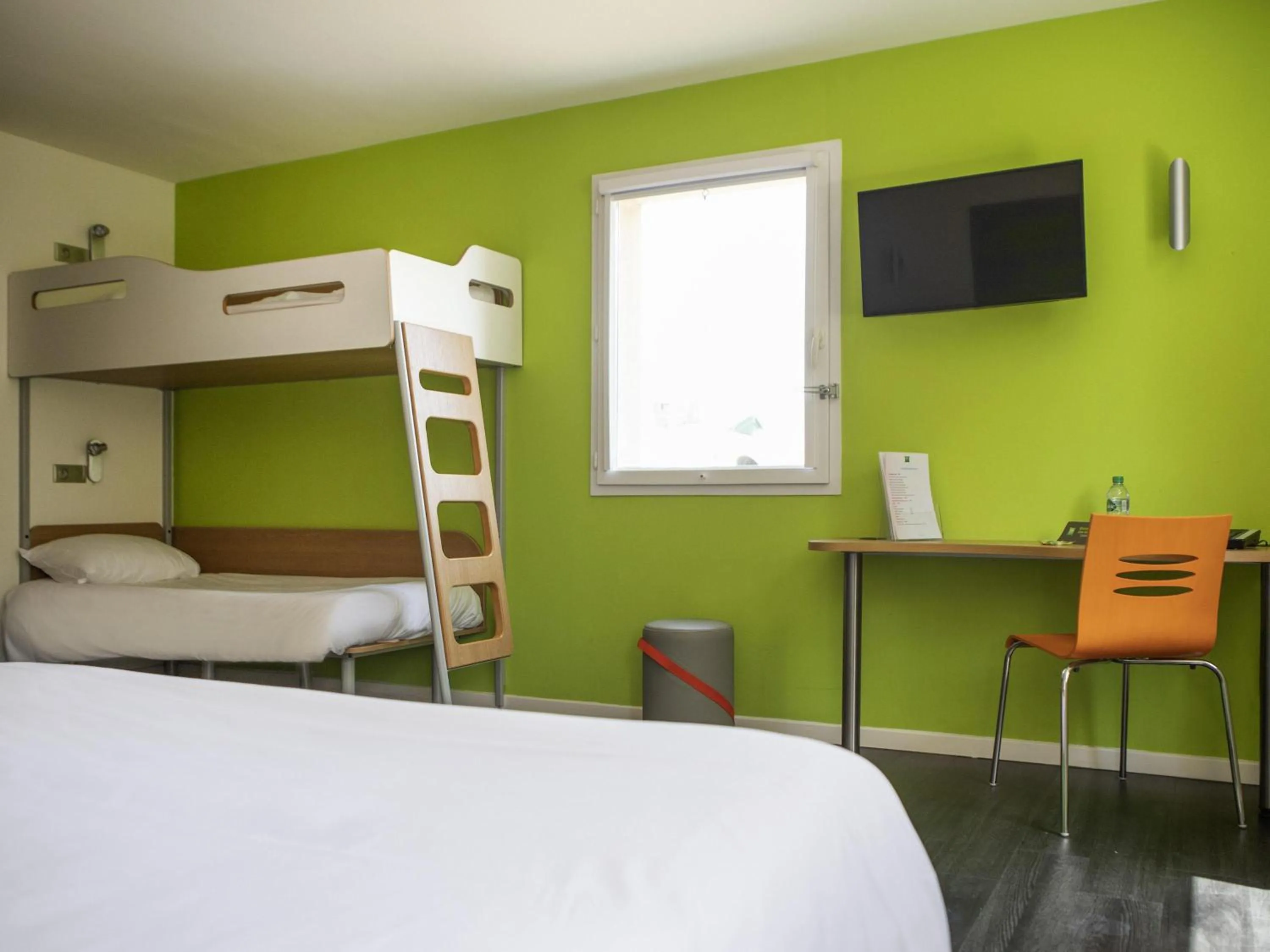 Bedroom, Bed in ibis Styles Bourbon Lancy