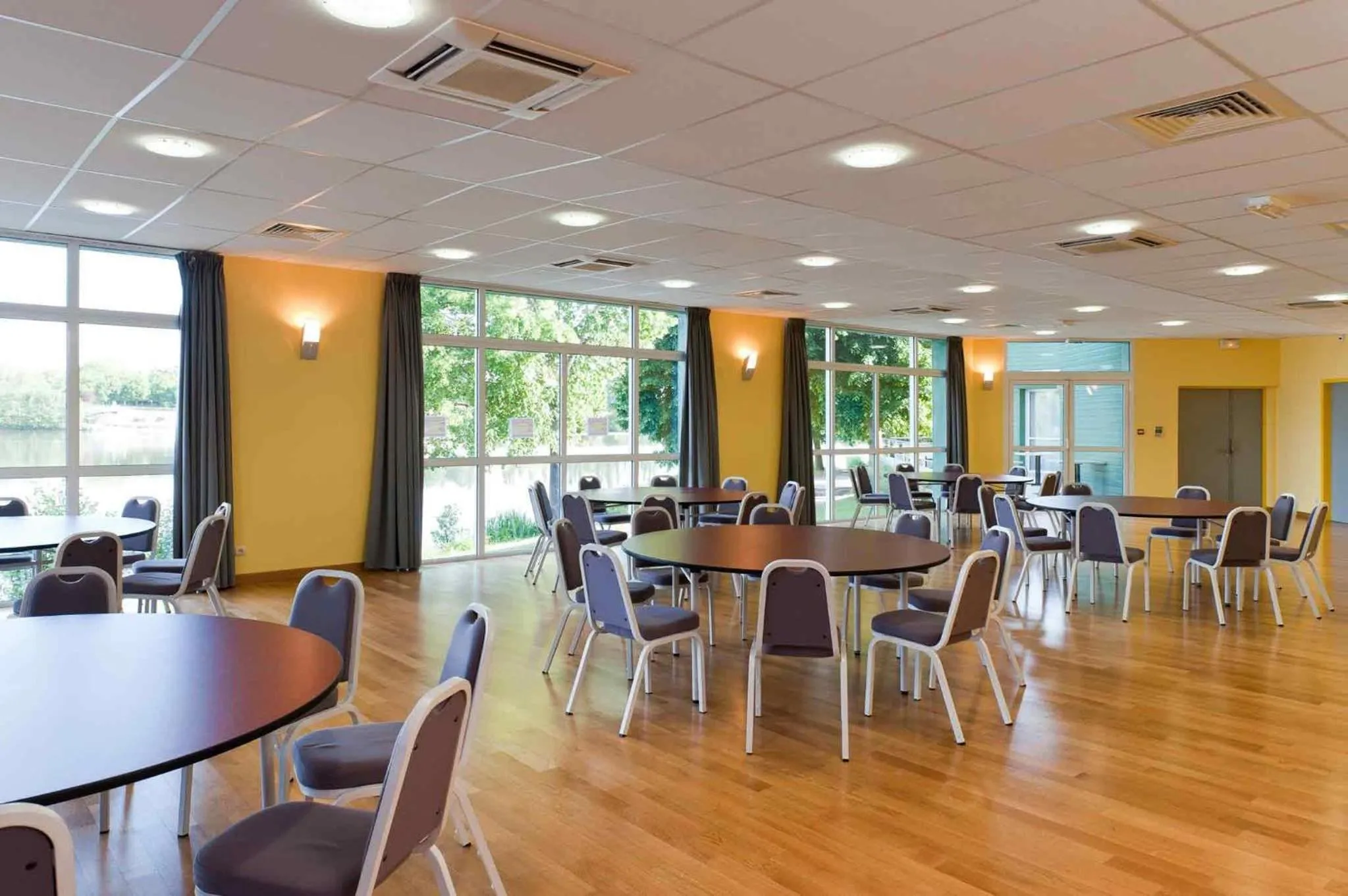 Meeting/conference room in ibis Styles Bourbon Lancy