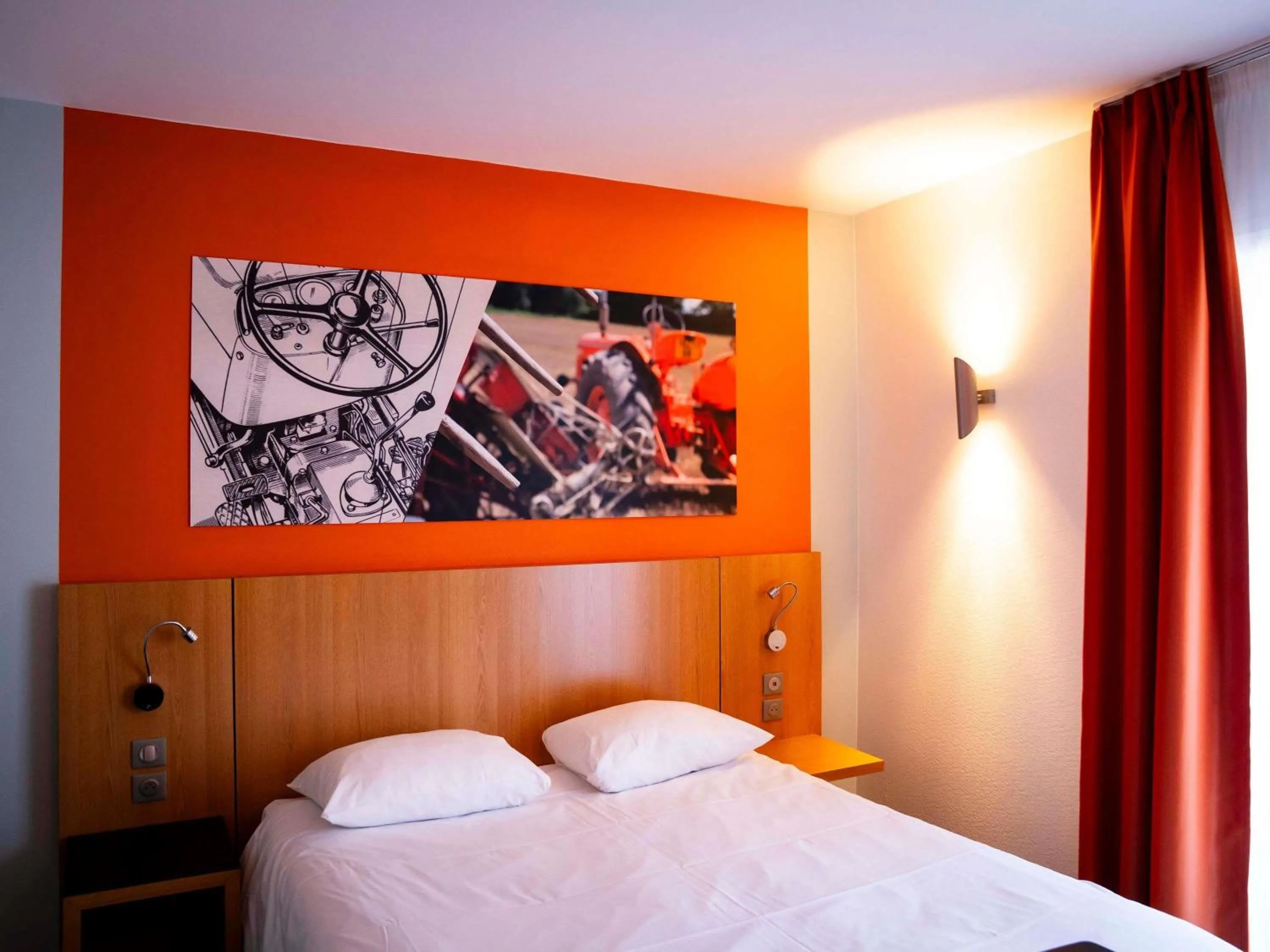 Bedroom, Bed in ibis Styles Bourbon Lancy