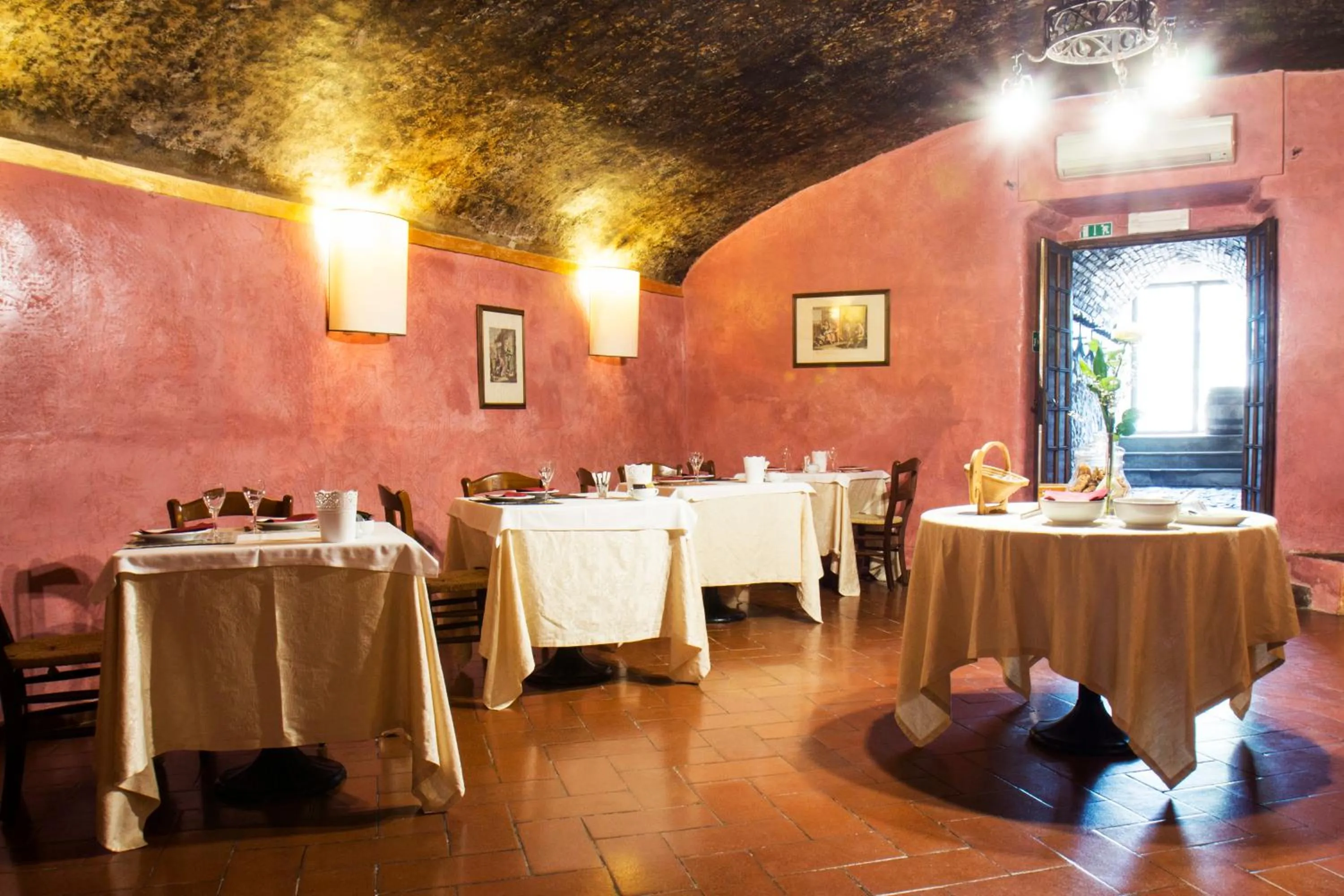 Restaurant/places to eat in Villa Il Fedino