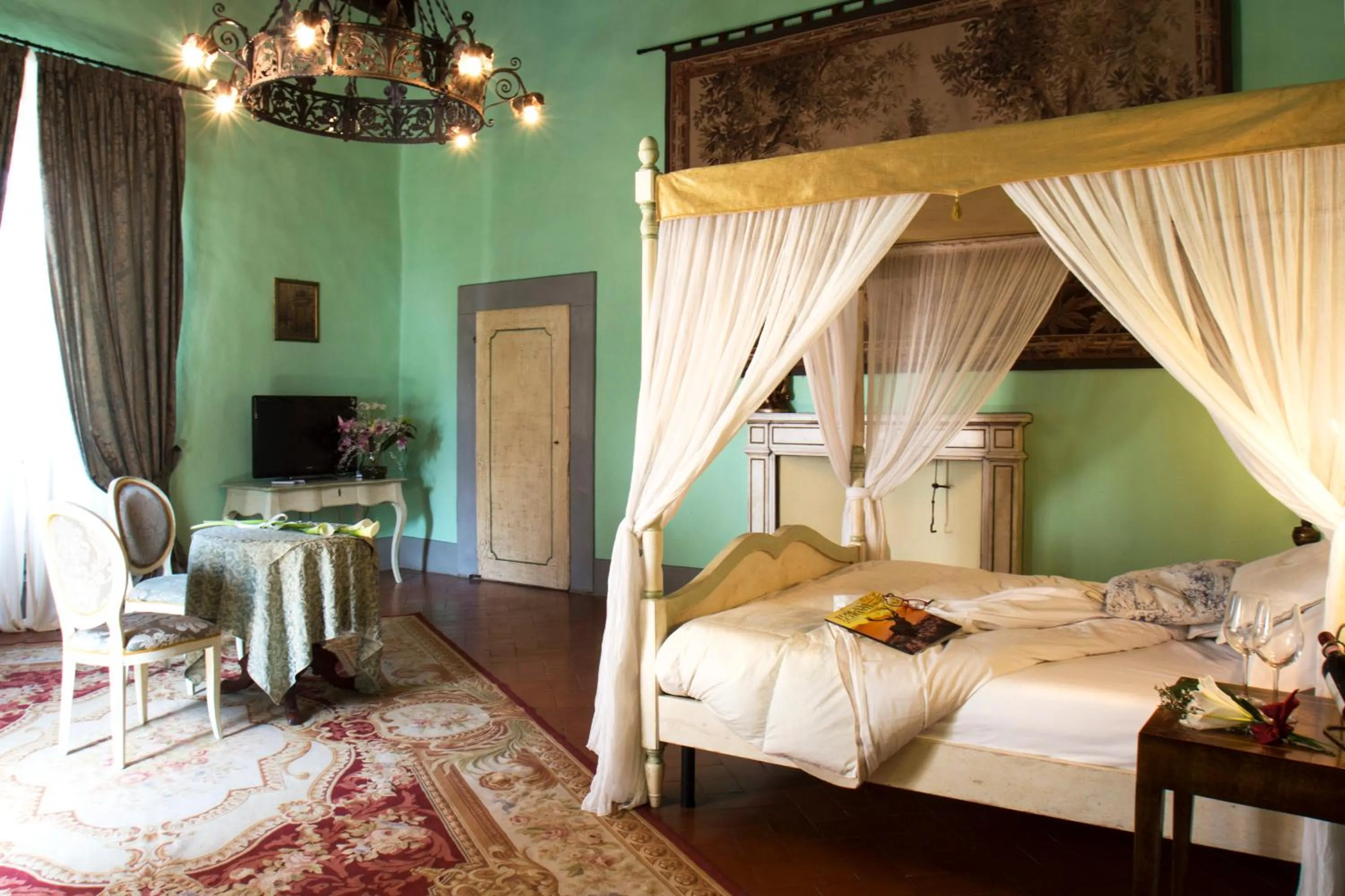Bed in Villa Il Fedino