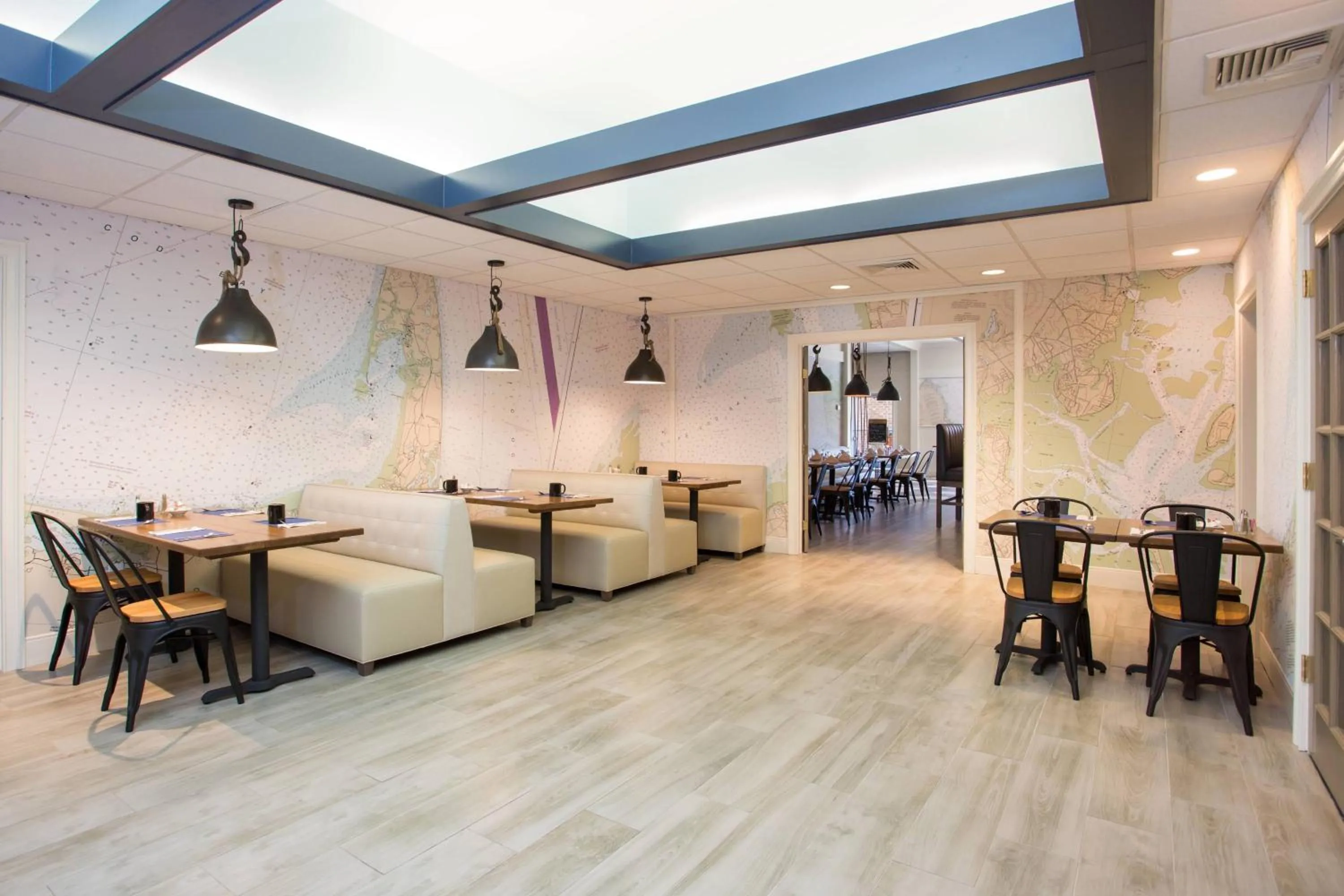 Lounge or bar in Four Points by Sheraton Eastham Cape Cod