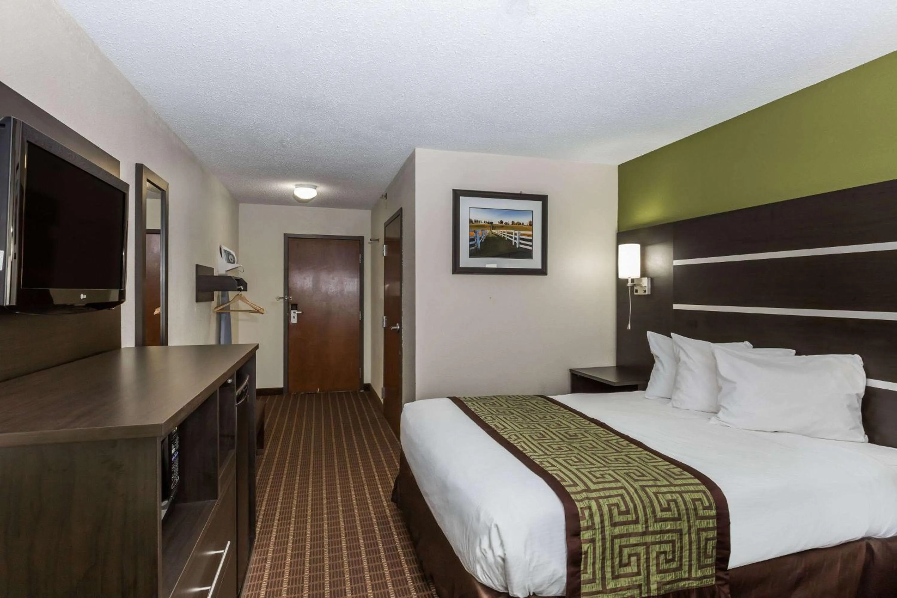 Photo of the whole room, Bed in Baymont by Wyndham Louisville South I 65