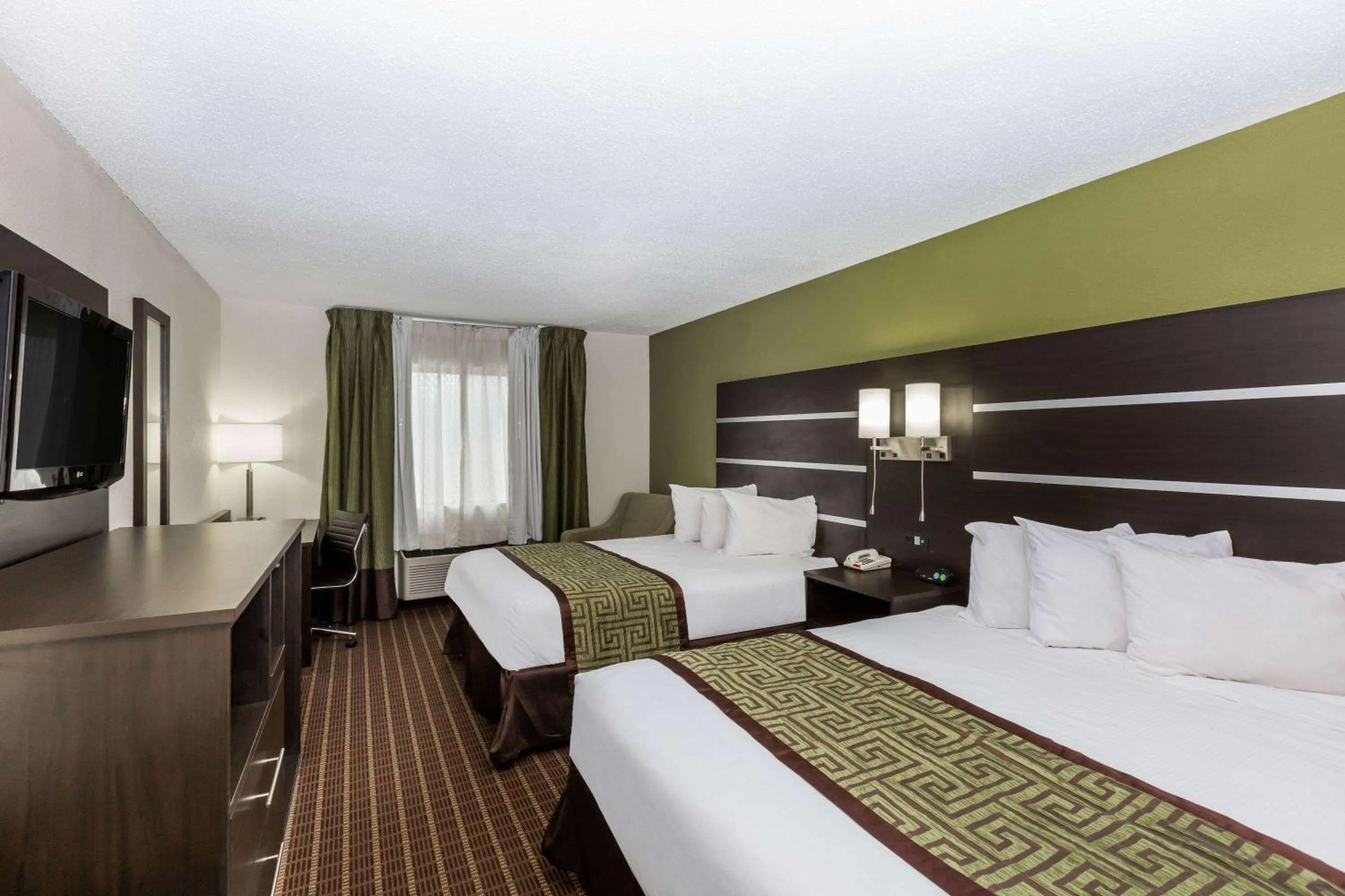 Photo of the whole room, Bed in Baymont by Wyndham Louisville South I 65