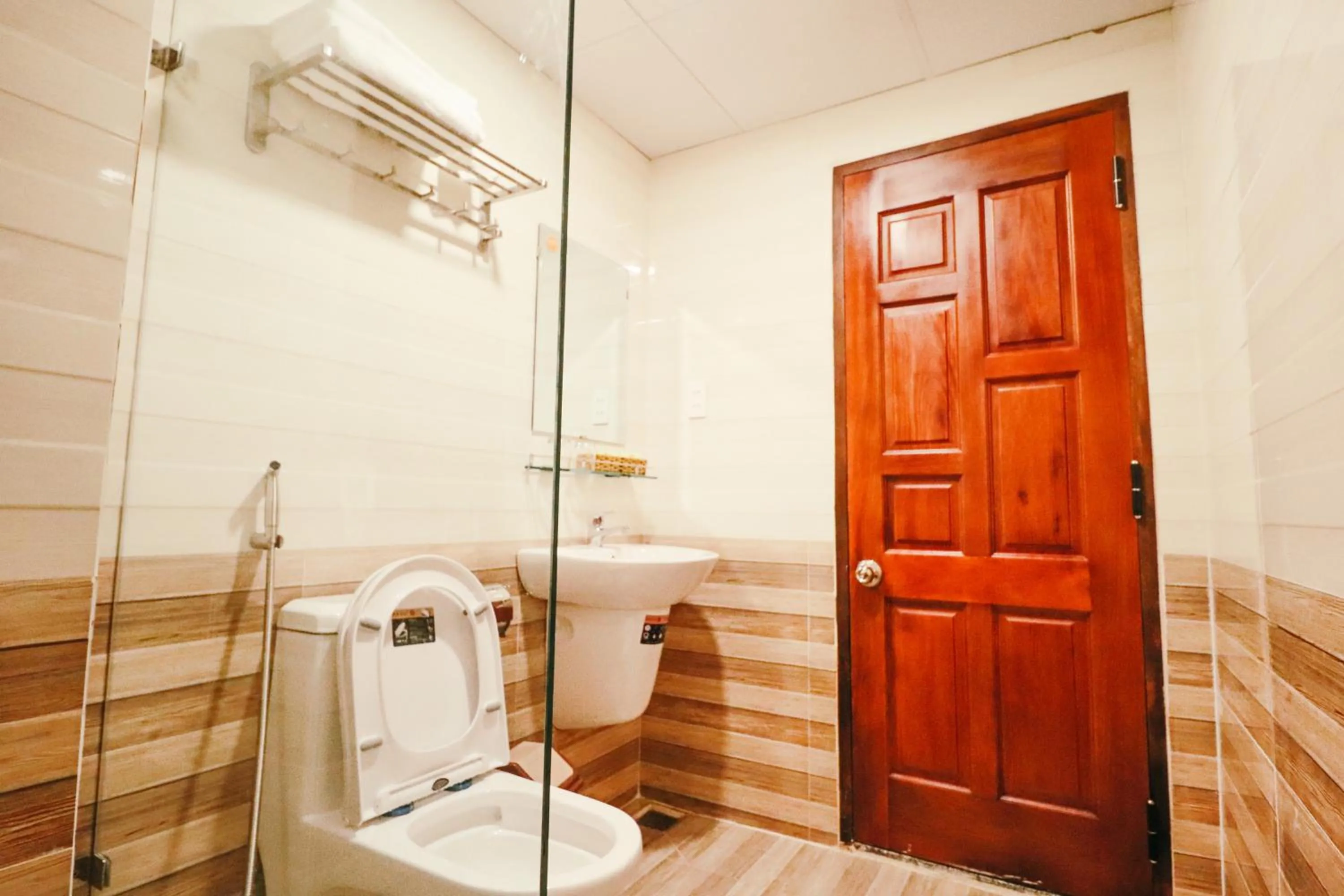 Shower in Mai Hoang Da Lat Hotel