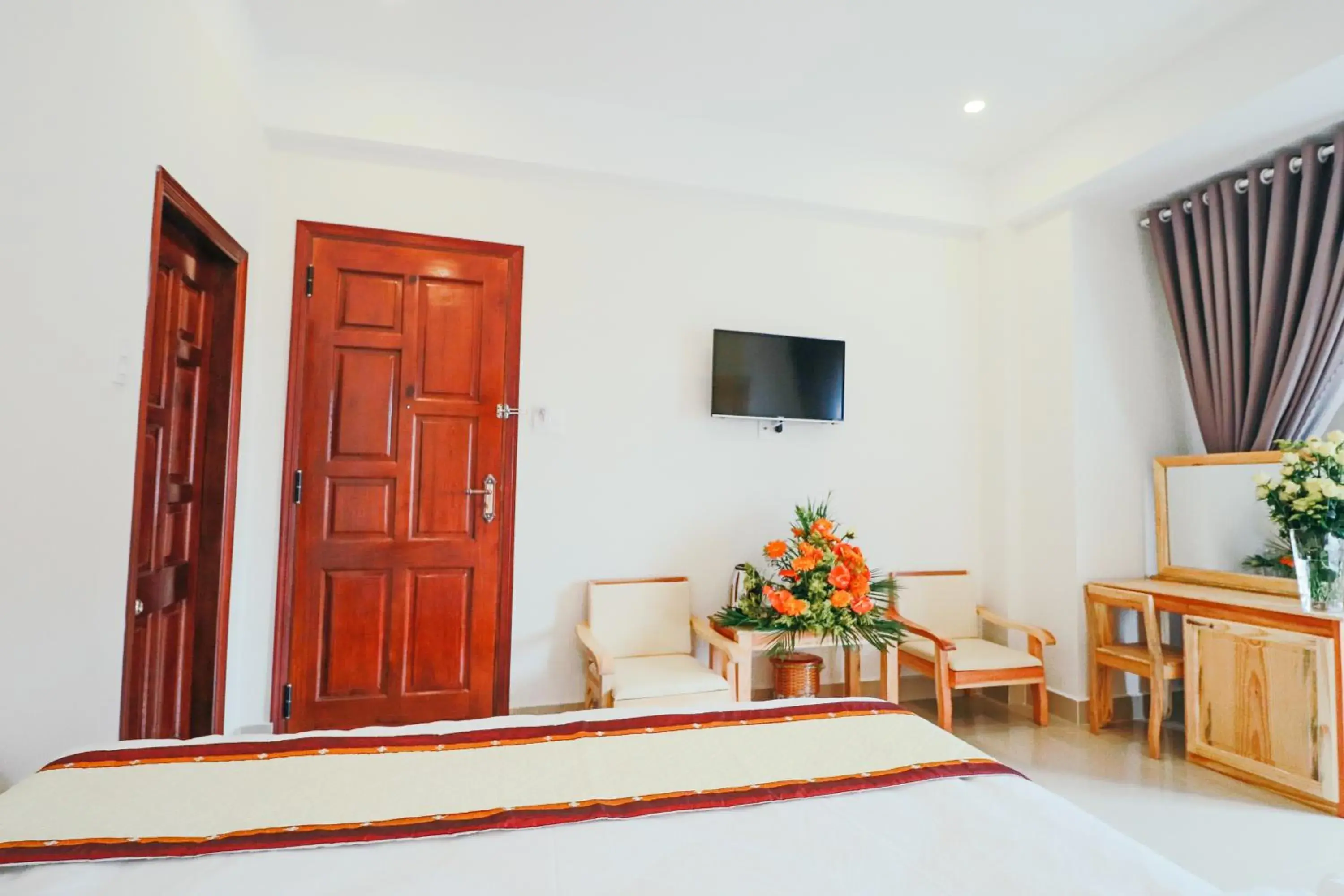 Deluxe Double Room (2 Adults + 1 Child) in Mai Hoang Da Lat Hotel Deluxe Double Room (2 Adults + 1 Child) in Mai Hoang Da Lat Hotel