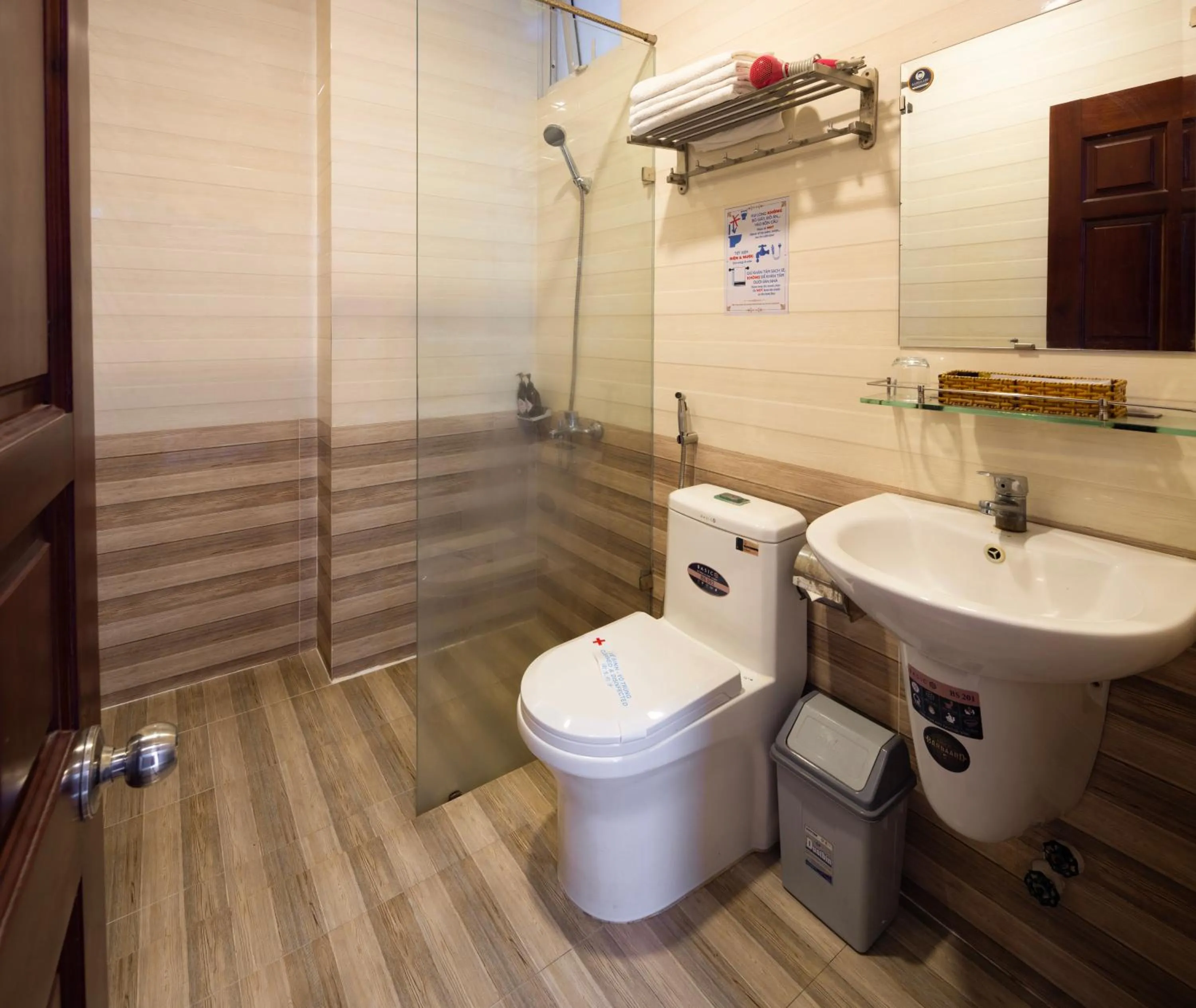 Shower in Mai Hoang Da Lat Hotel