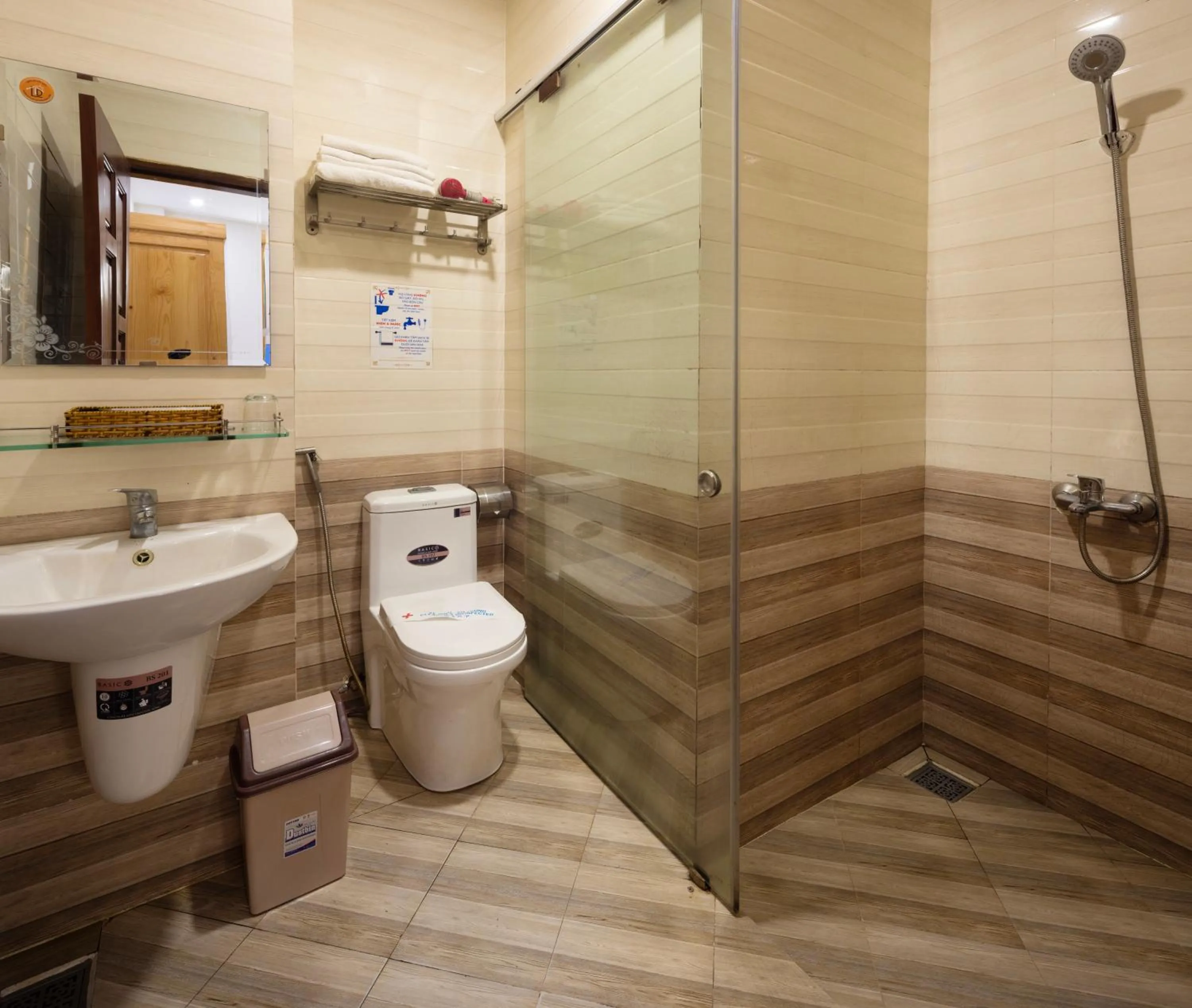 Shower in Mai Hoang Da Lat Hotel