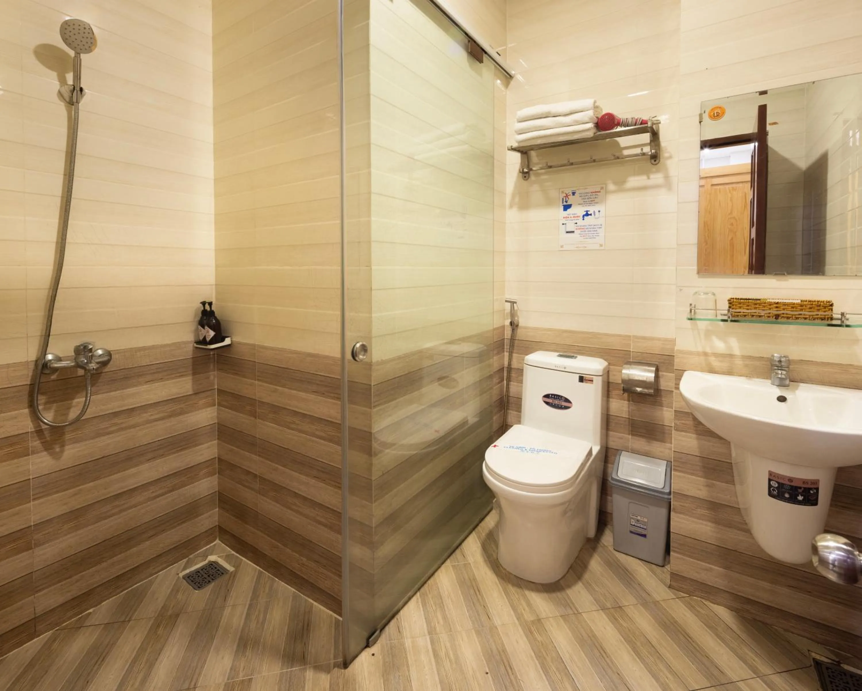 Shower in Mai Hoang Da Lat Hotel