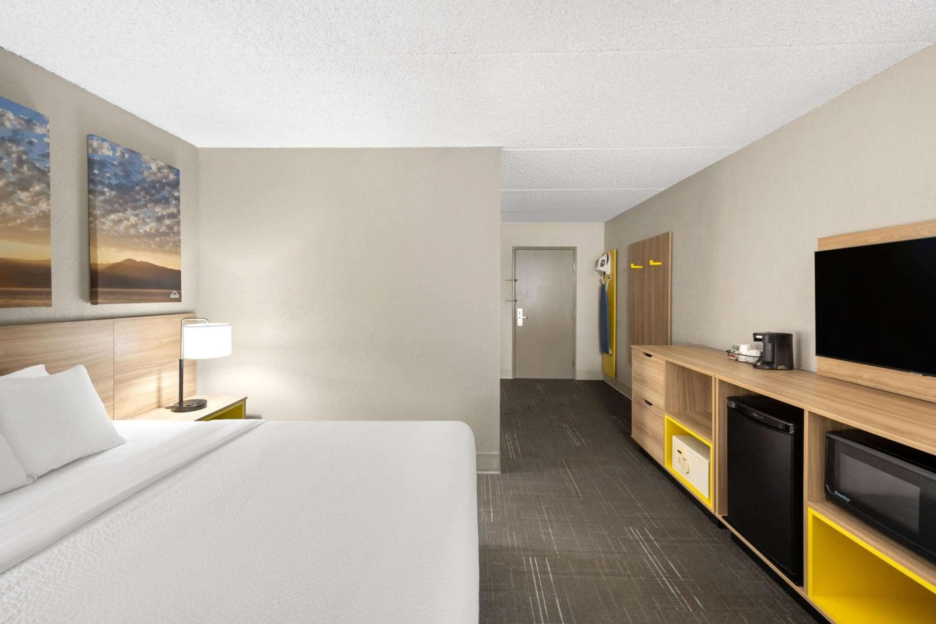 Photo of the whole room, Bed in Days Inn & Suites by Wyndham Bozeman