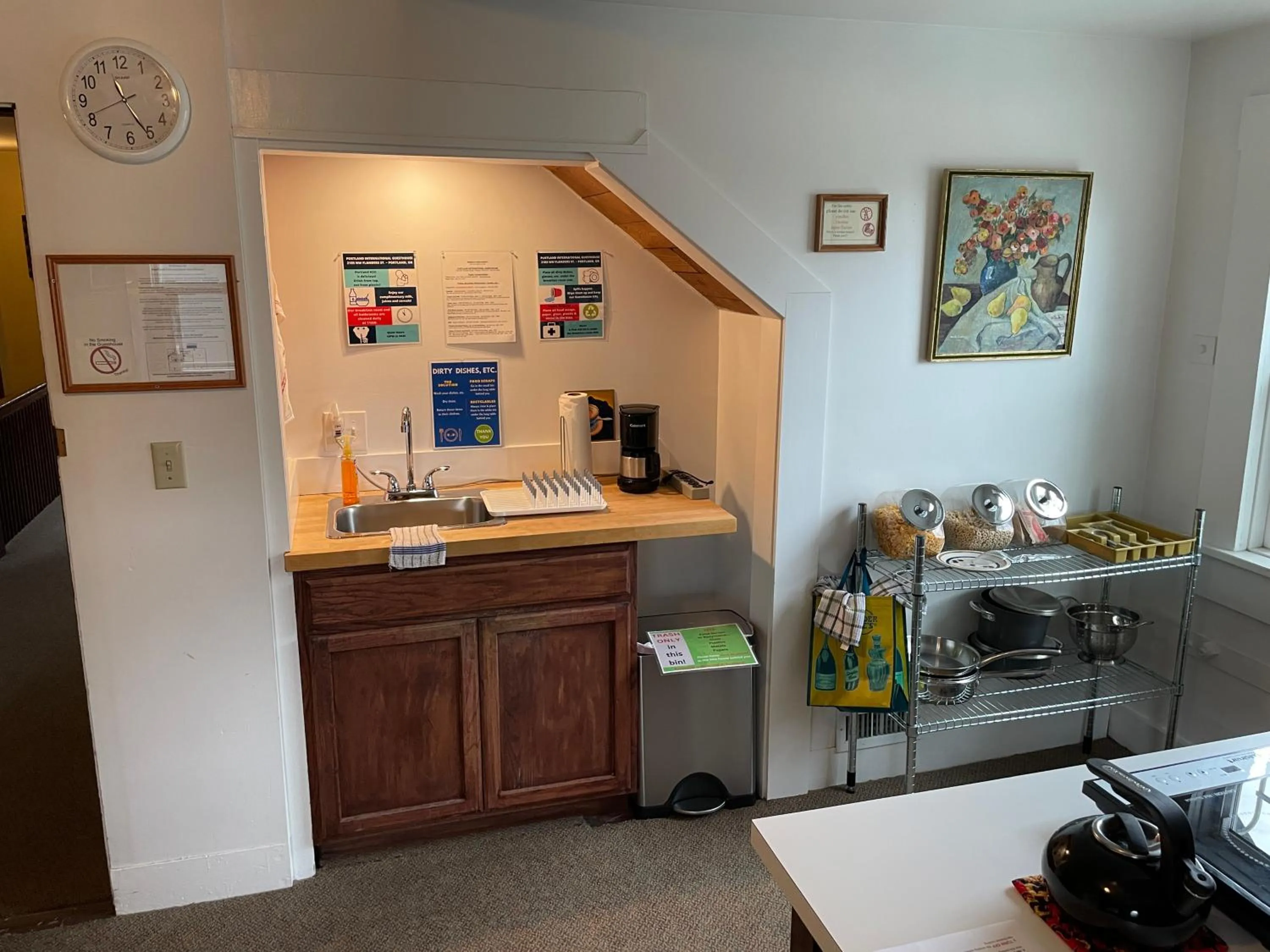 Communal lounge/ TV room in Portland International Guesthouse