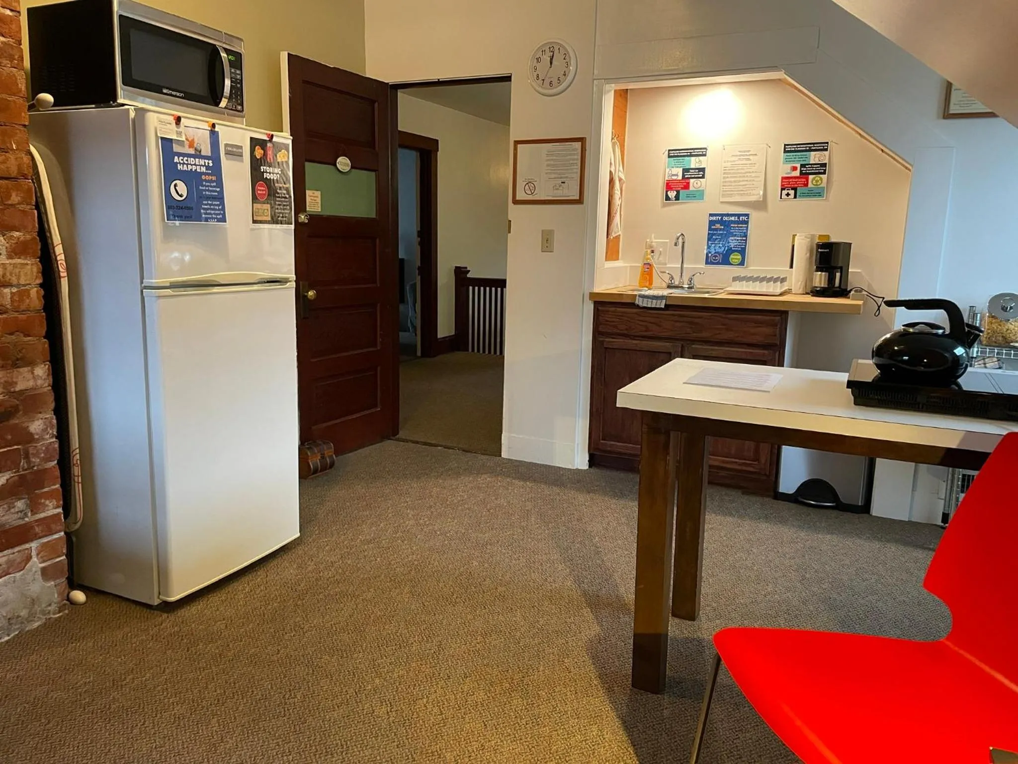 Communal lounge/ TV room in Portland International Guesthouse