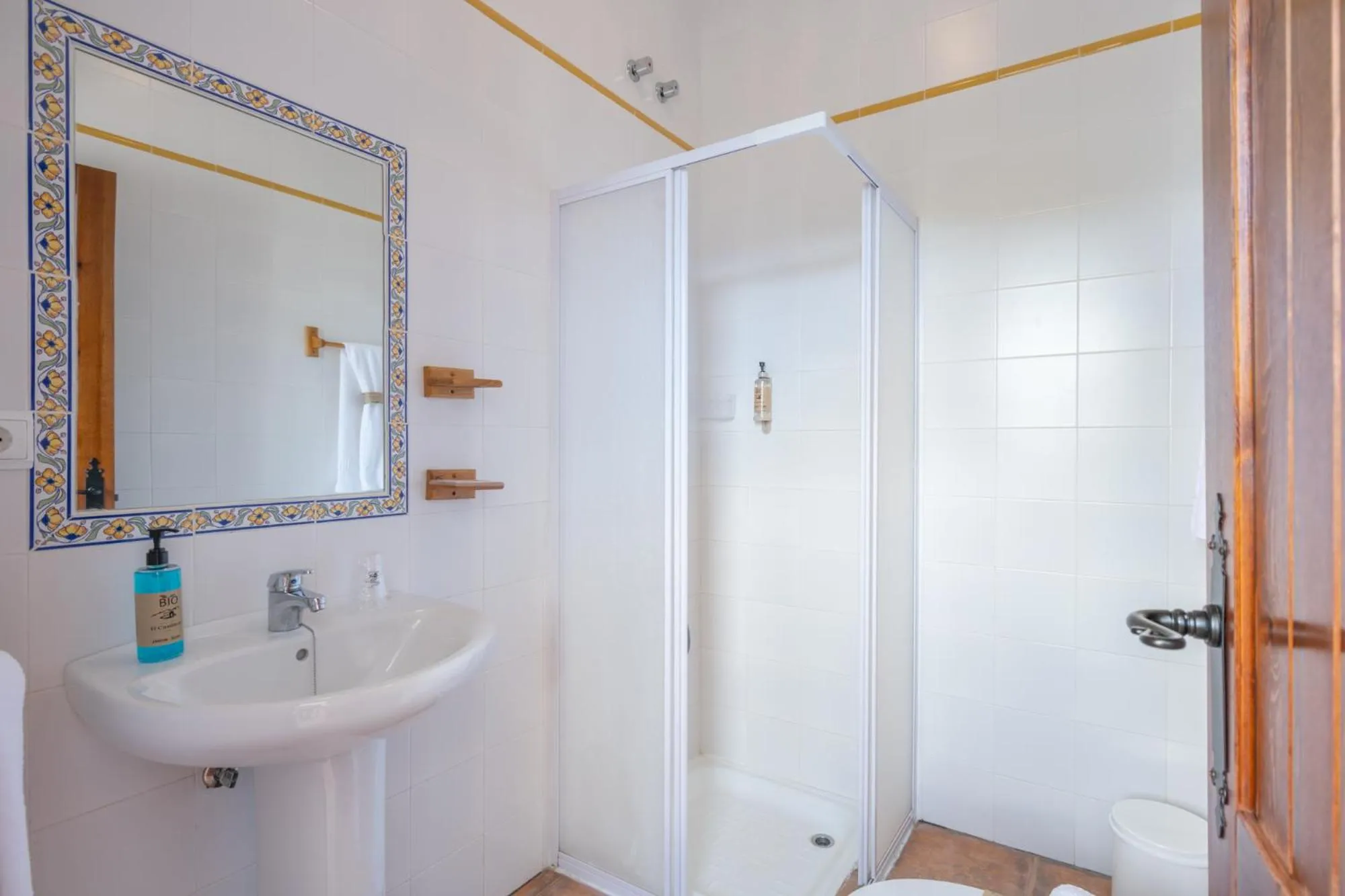 Toilet in Hotel Rural El Castillejo - A 15 min de Ronda