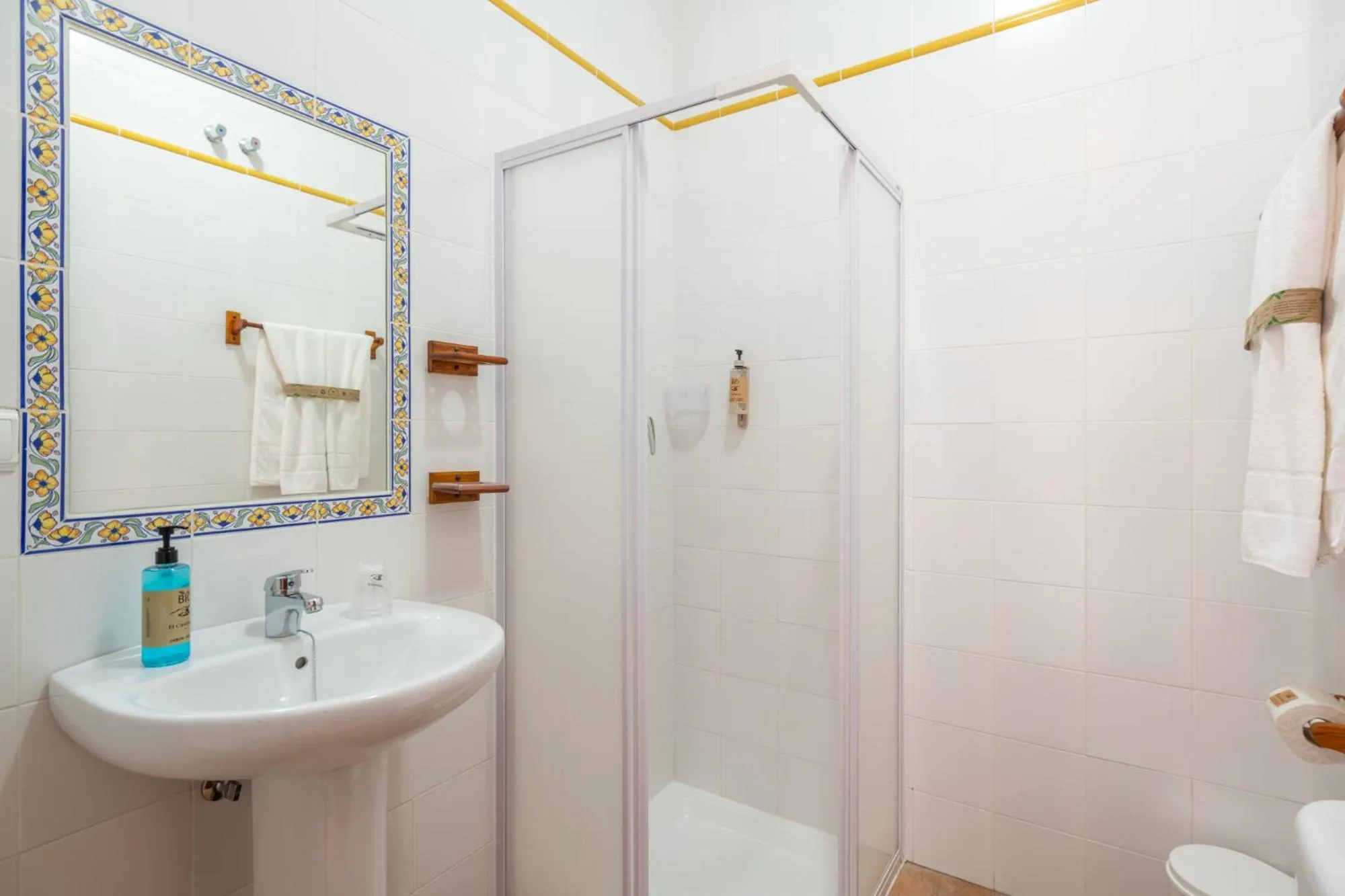 Bathroom in Hotel Rural El Castillejo - A 15 min de Ronda