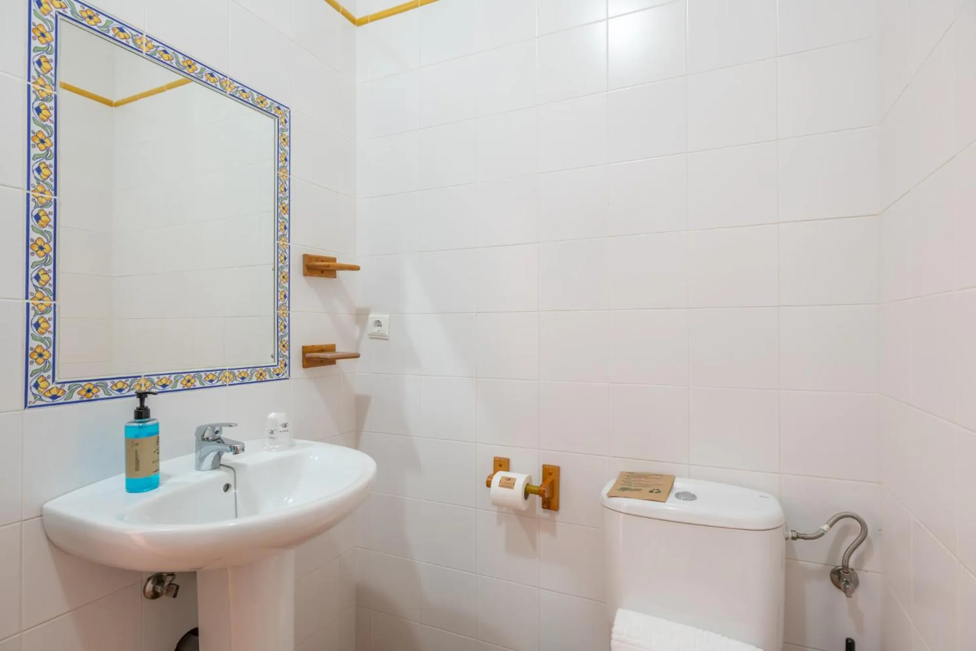 Toilet in Hotel Rural El Castillejo - A 15 min de Ronda