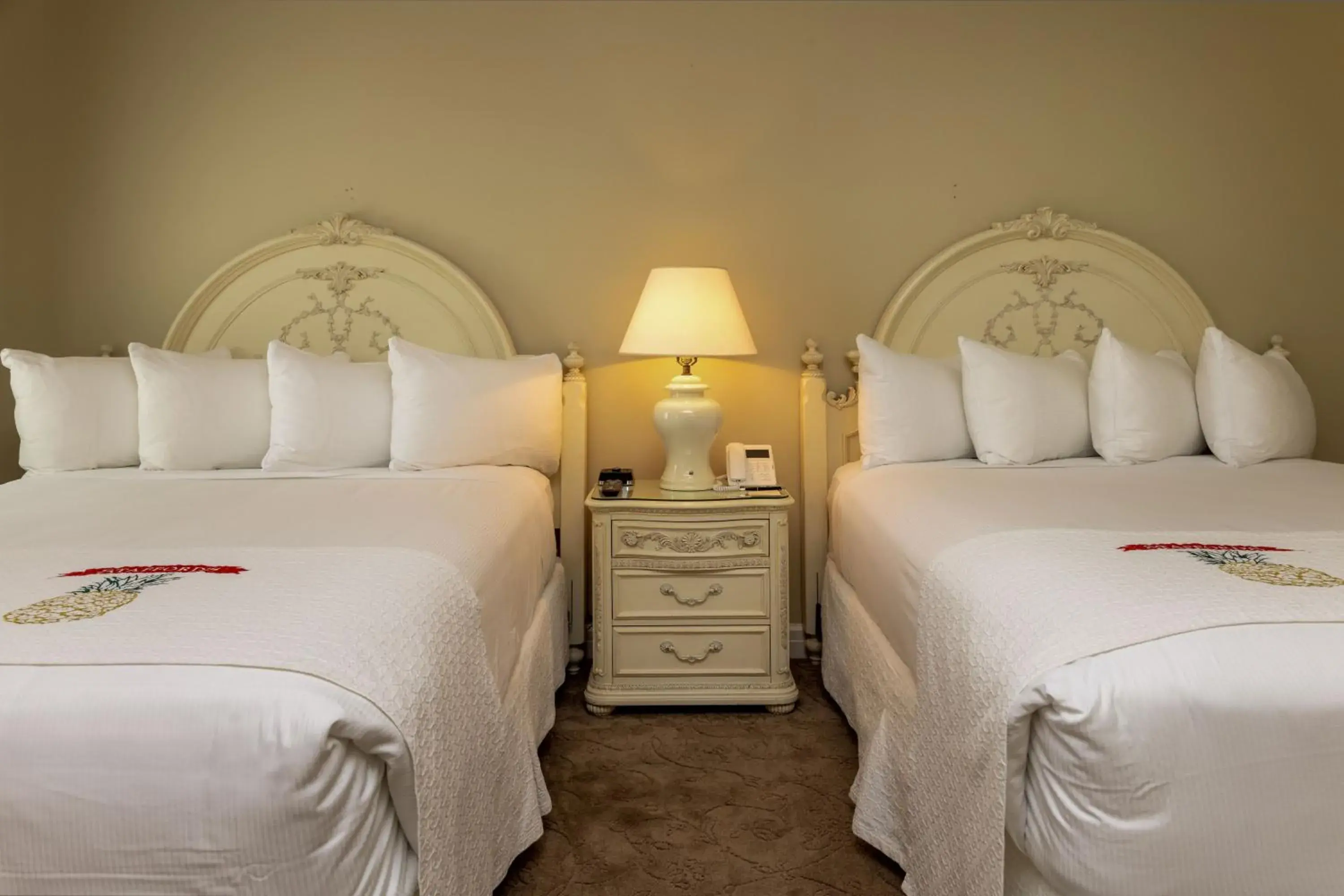 Queen Room in Perry Hotel Queen Room in Perry Hotel