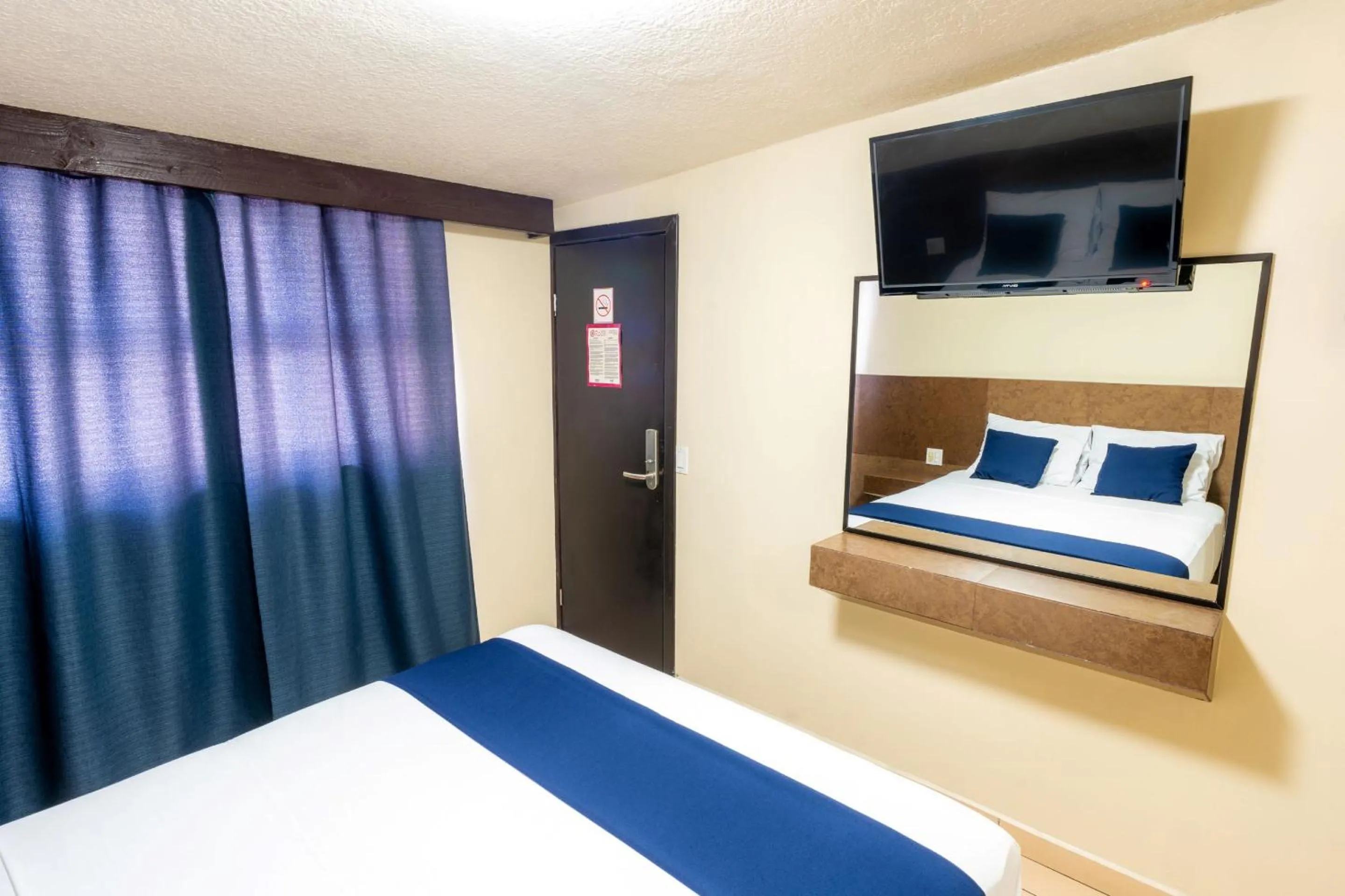 Bedroom, Bed in Hotel Rose Ensenada