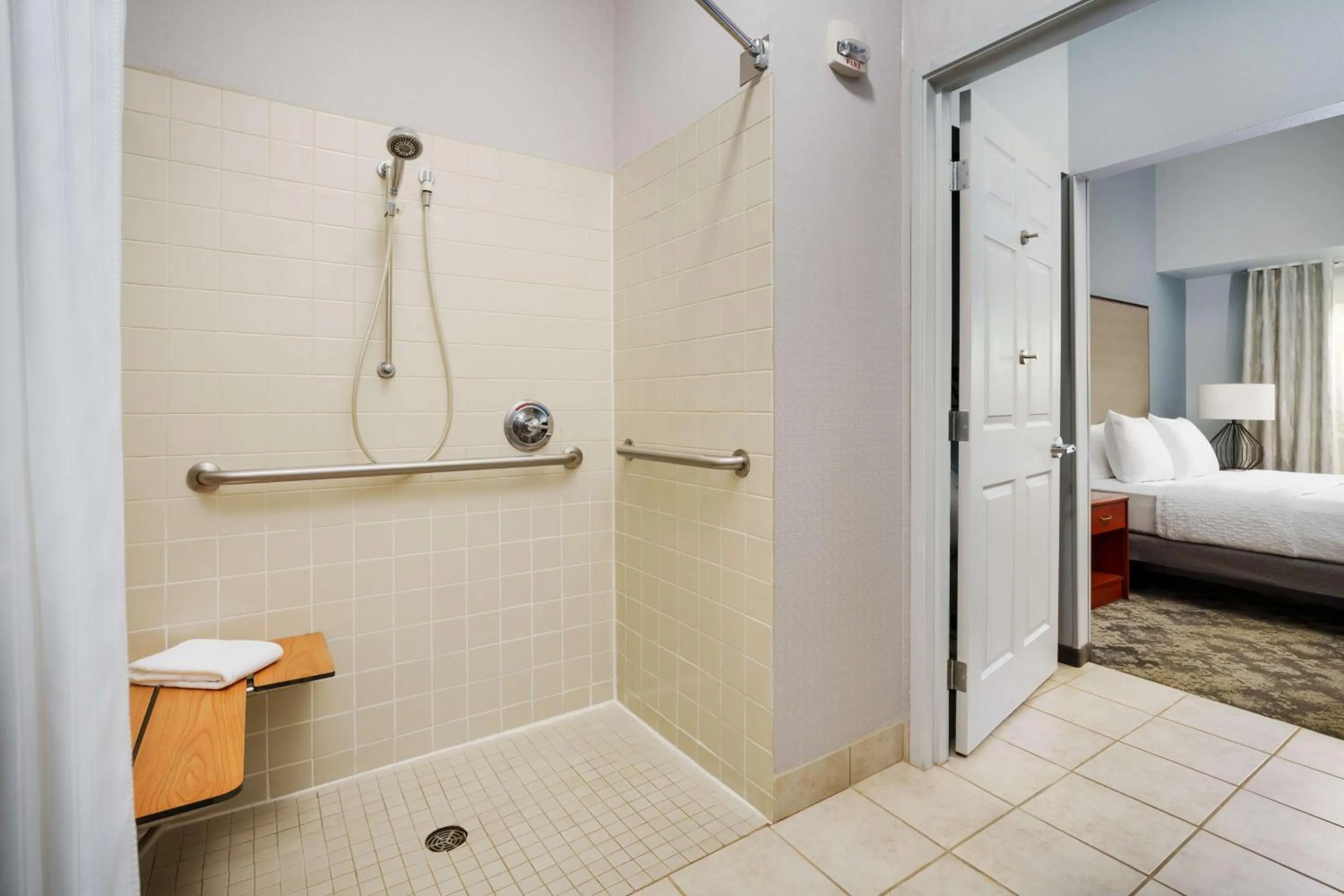 Photo of the whole room, Bed in Homewood Suites by Hilton Erie