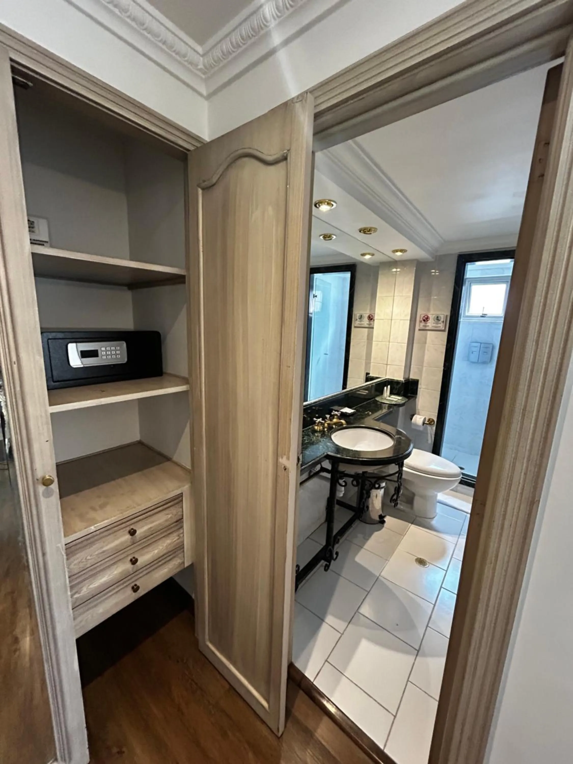 Toilet in Hotel Vintage