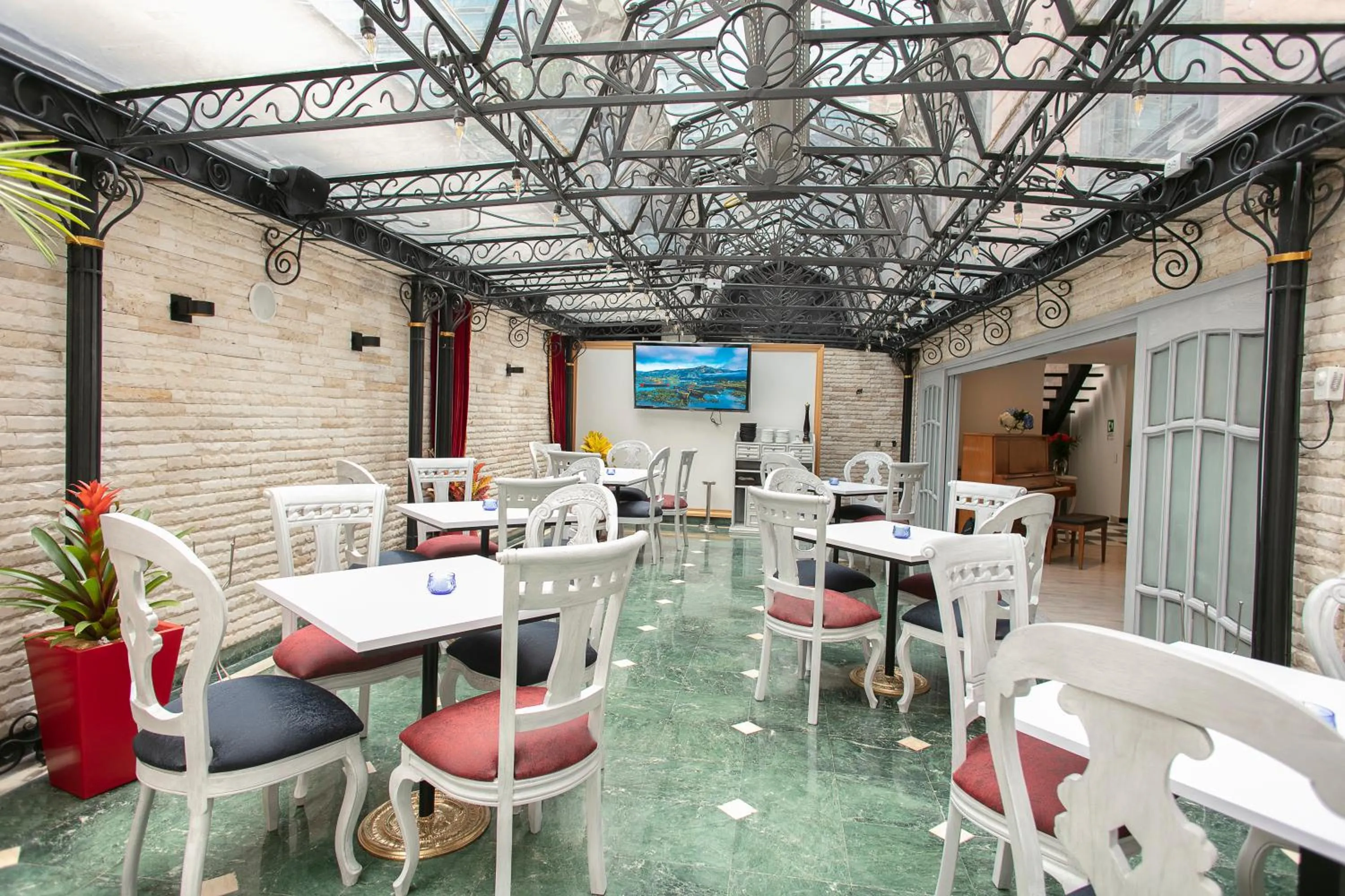 Restaurant/places to eat in Hotel Vintage