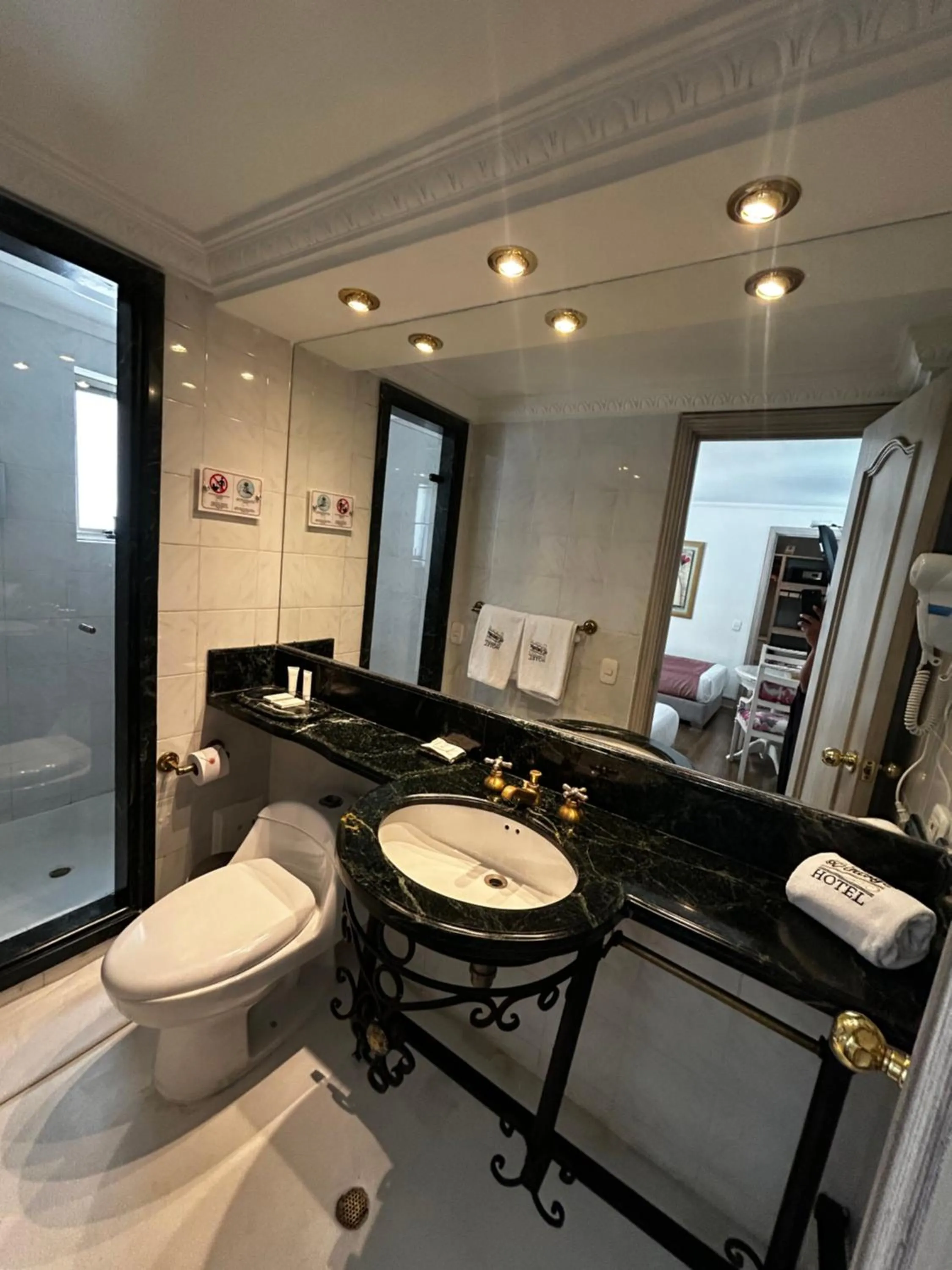 Shower in Hotel Vintage