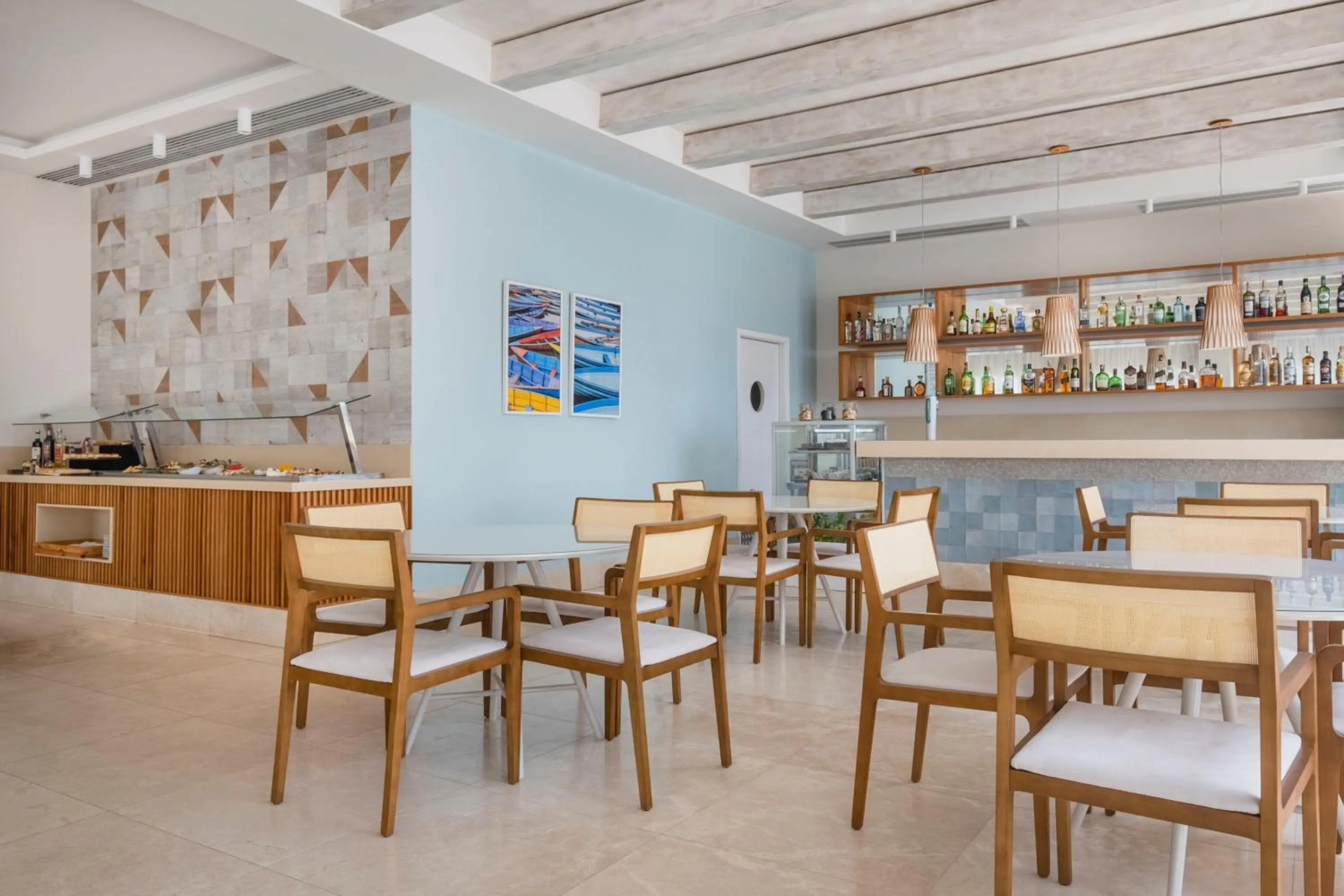 Lounge or bar in Iberostar Waves Bahia - All Inclusive