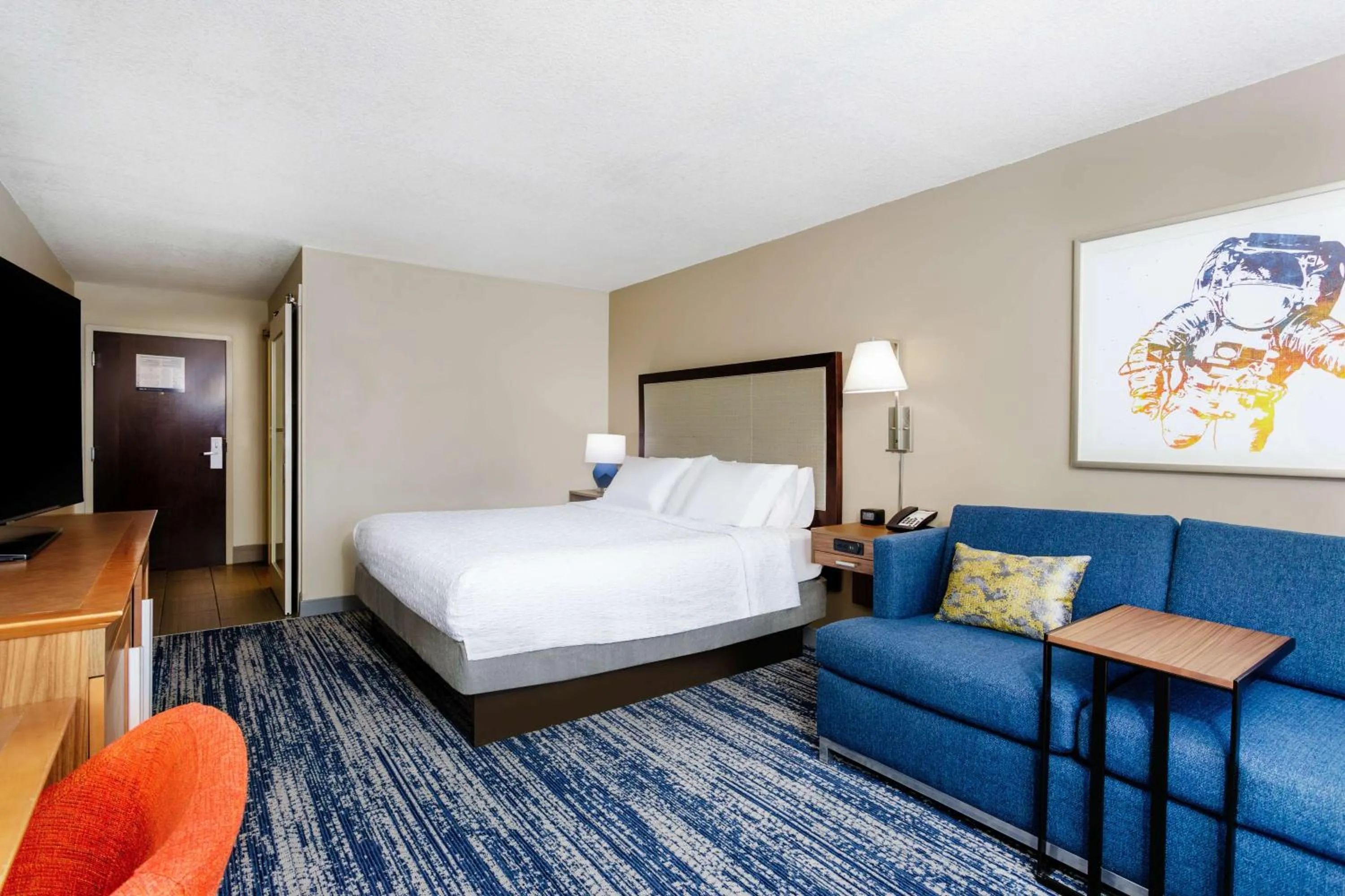 Living room, Bed in Hampton Inn Titusville/I-95 Kennedy Space Center