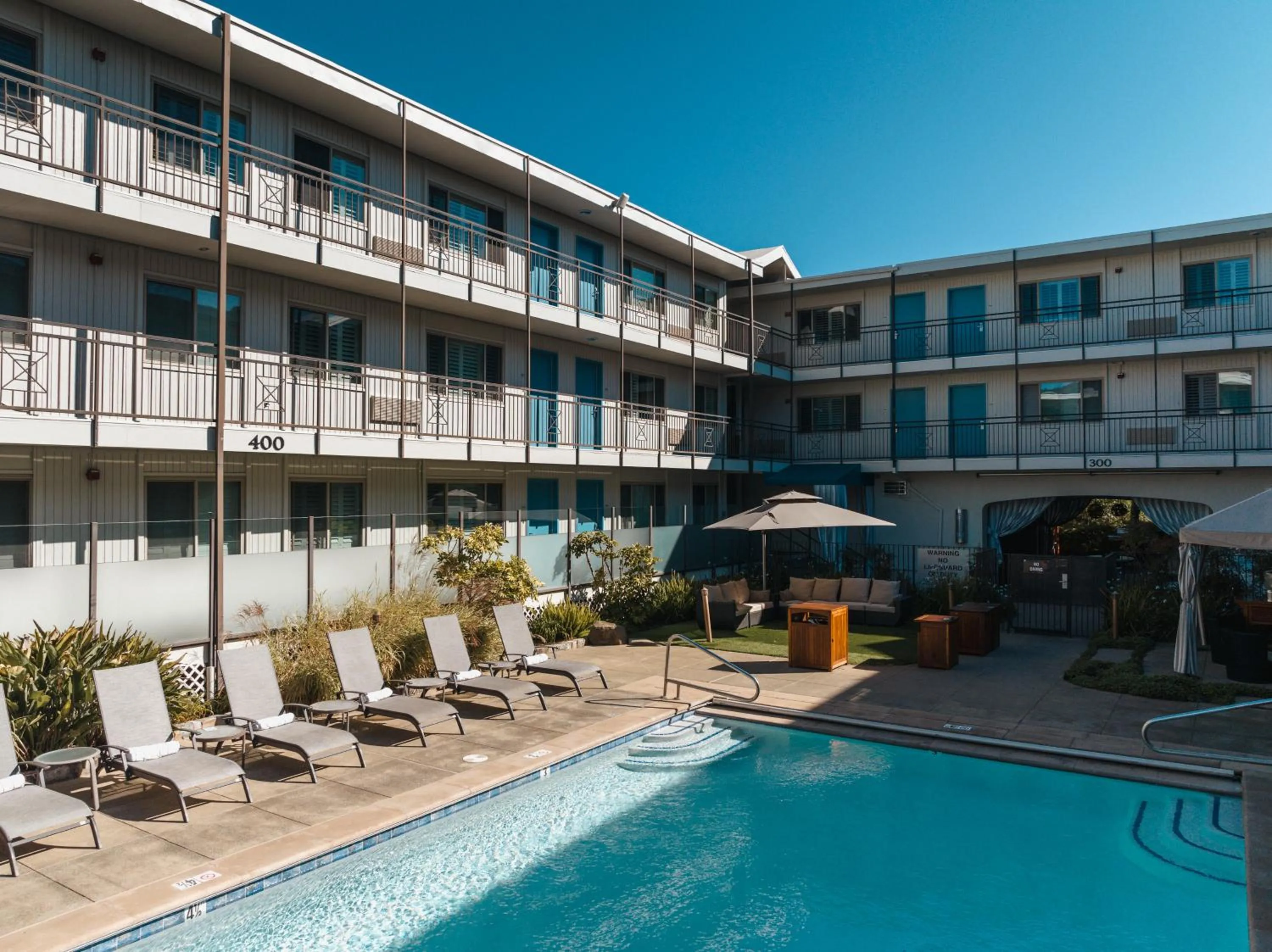 Swimming pool in Marin Suites Hotel