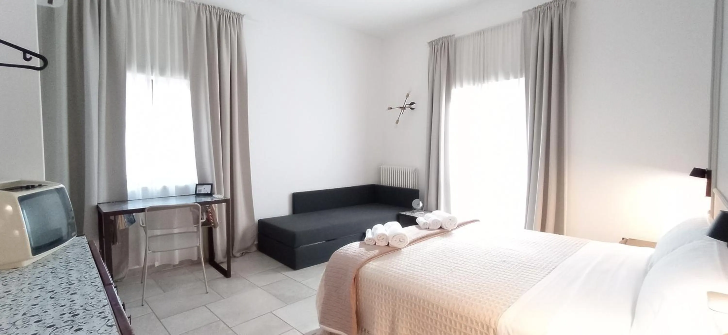 Photo of the whole room, Bed in Caminanti