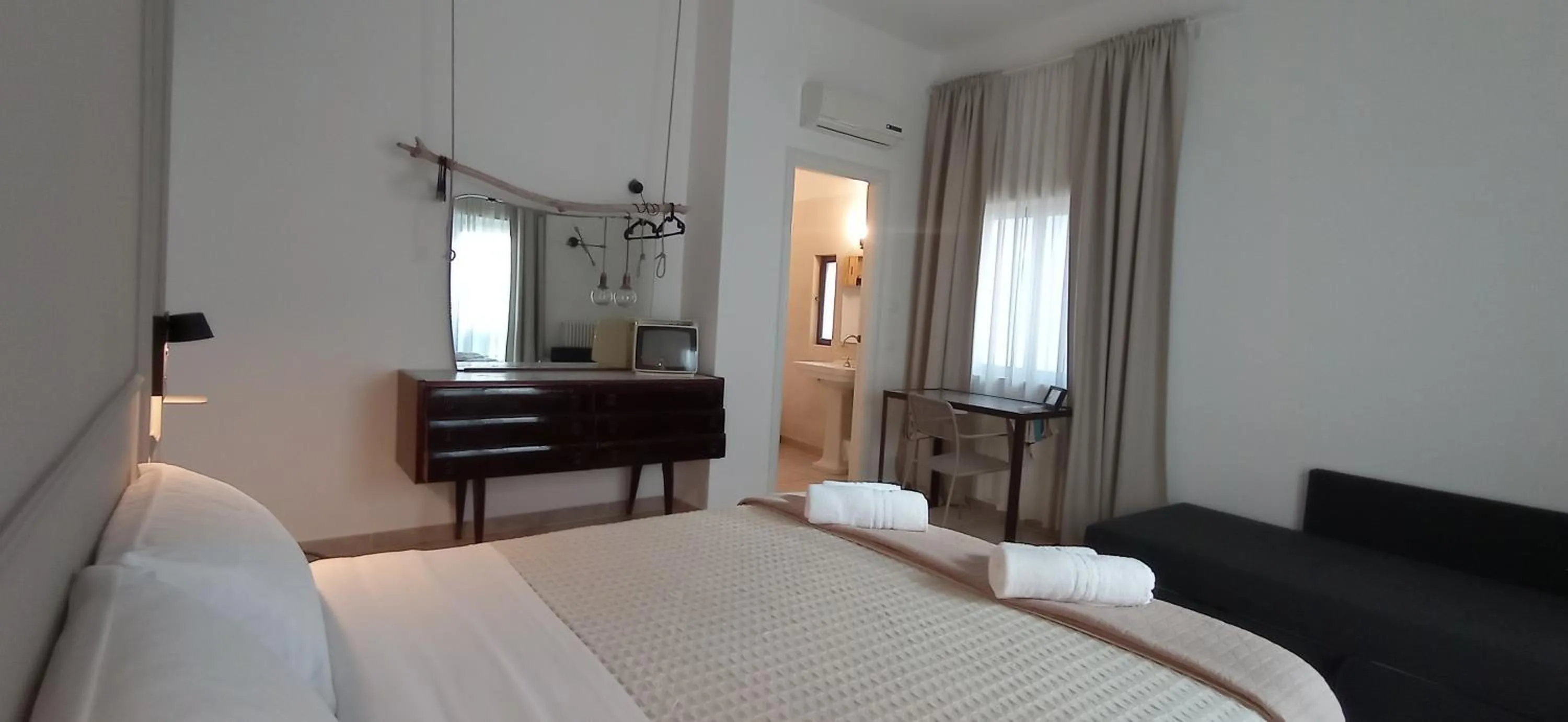 Photo of the whole room, Bed in Caminanti