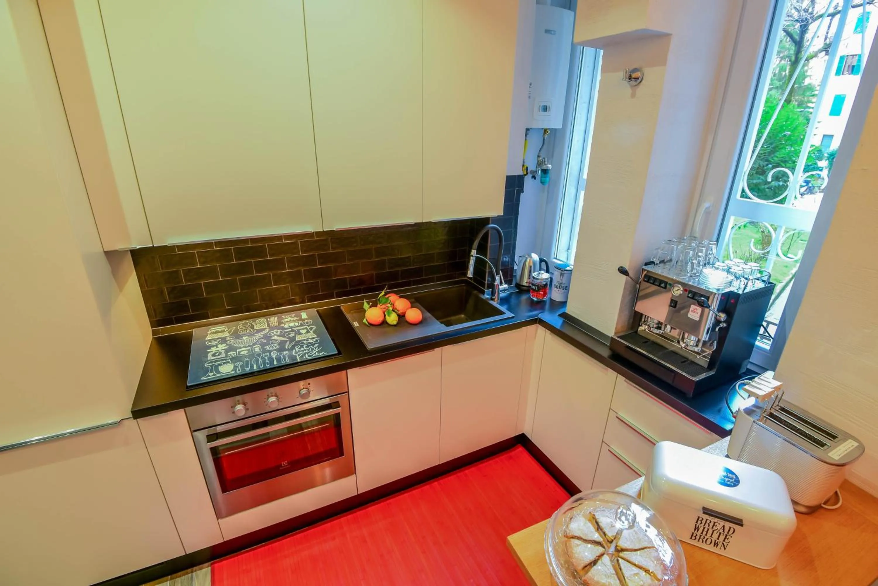 Communal lounge/ TV room in Allegra's House Caracciolo