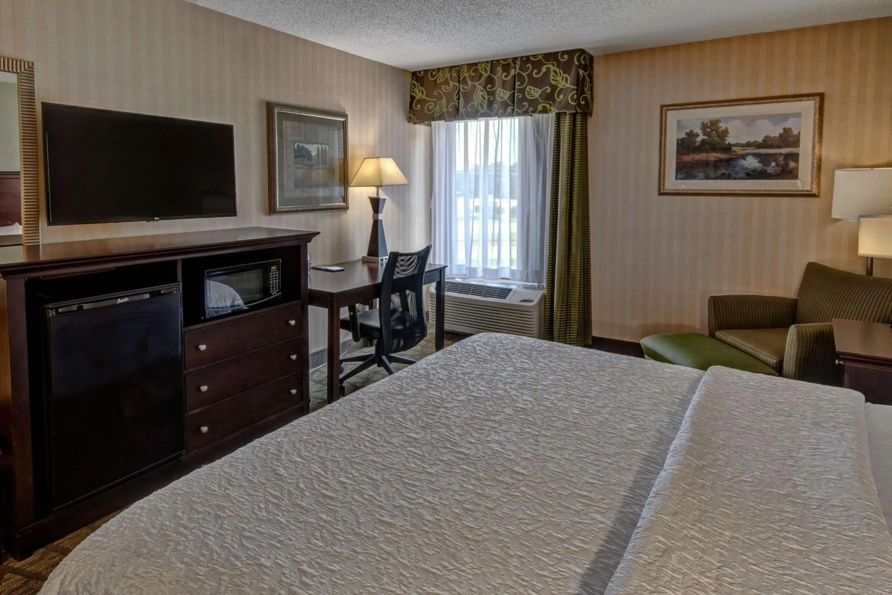 Bedroom, Bed in Hampton Inn Rocky Mount