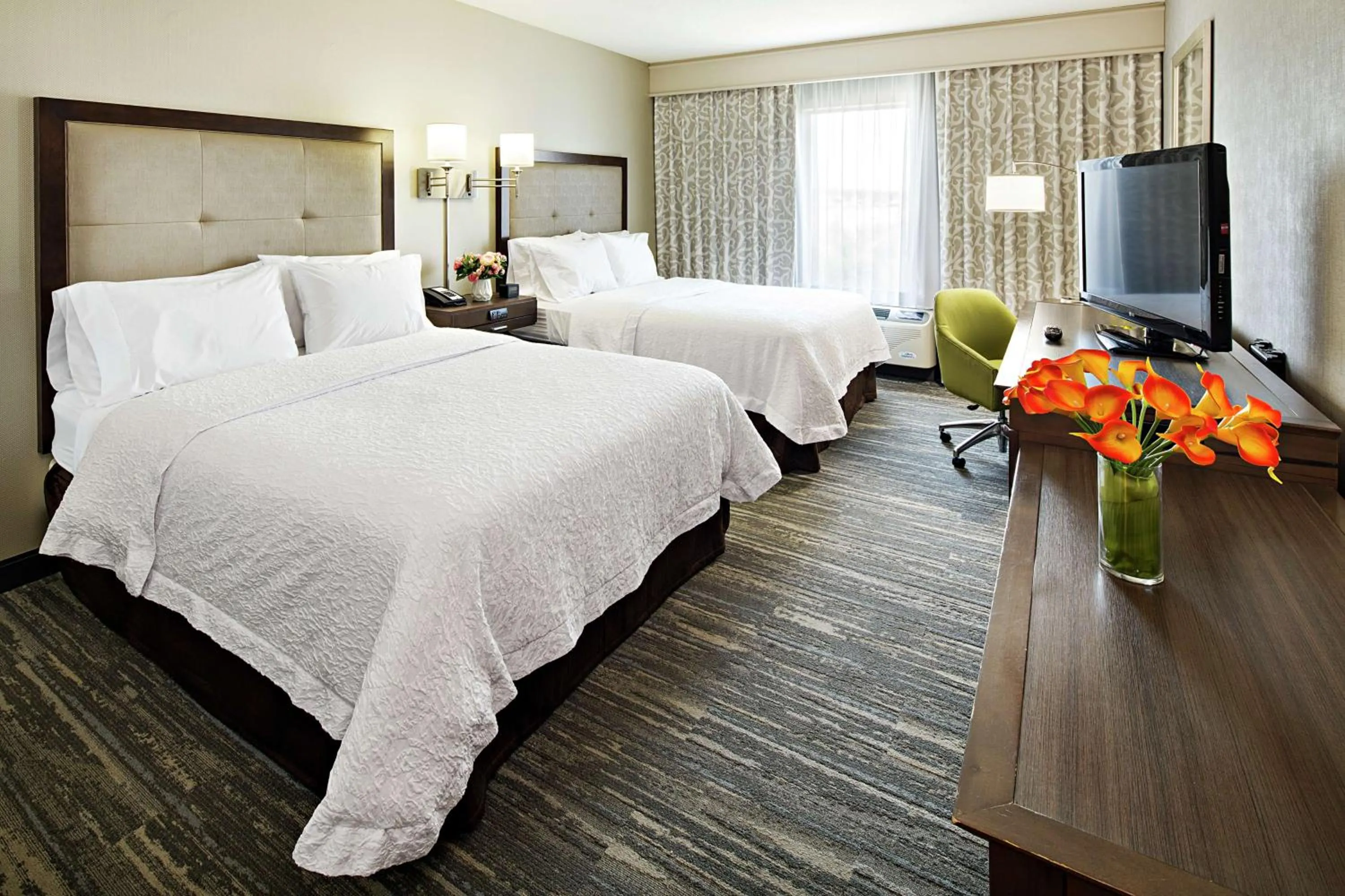 Bed in Hampton Inn & Suites Palm Desert