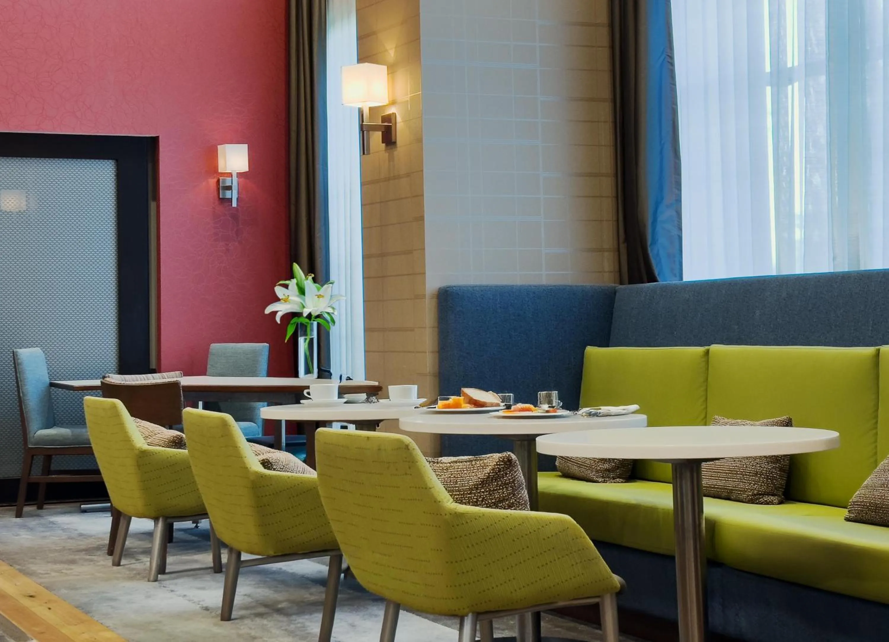 Breakfast in Hampton Inn & Suites Palm Desert