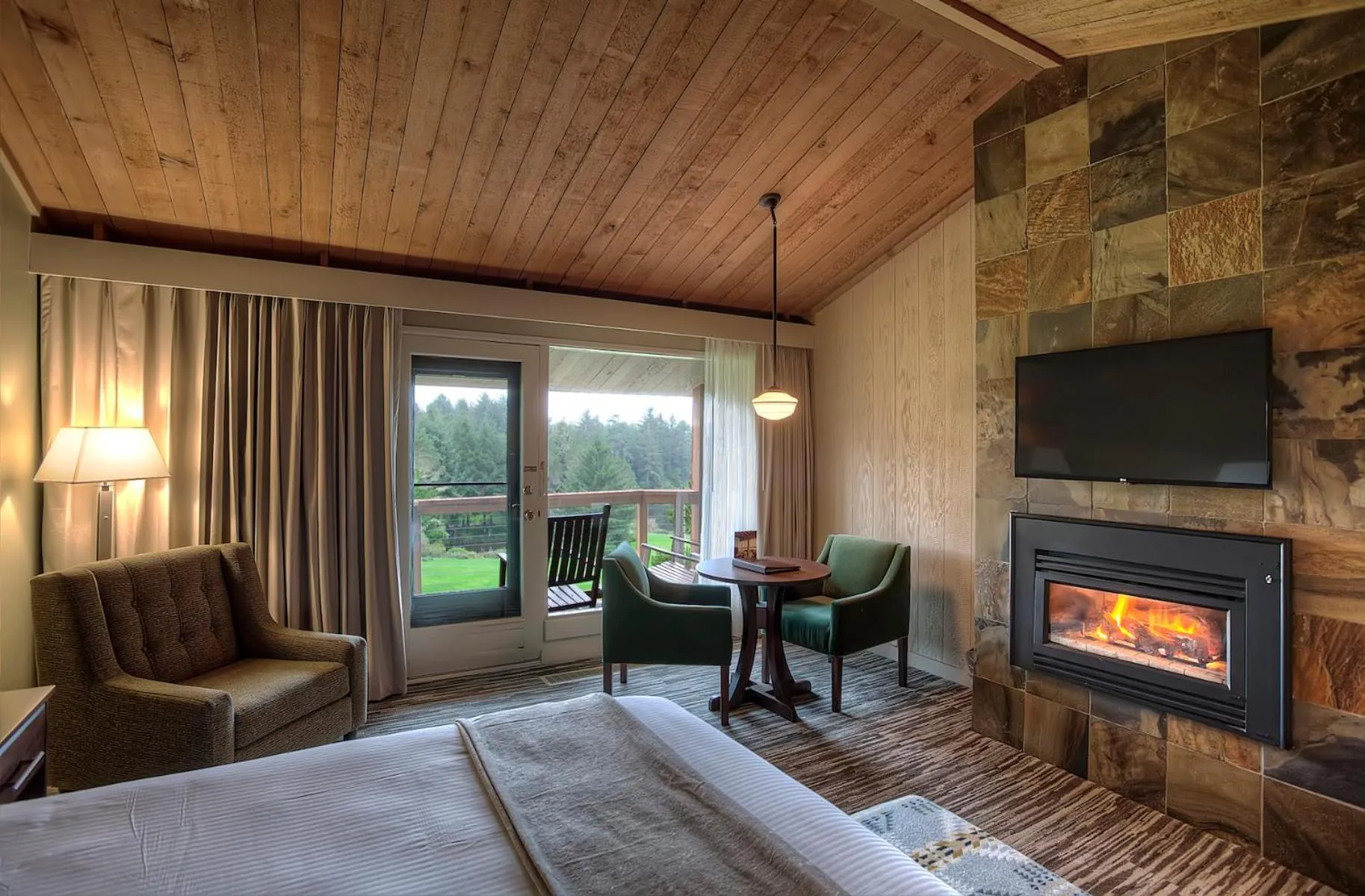 Bed in Salishan Coastal Lodge